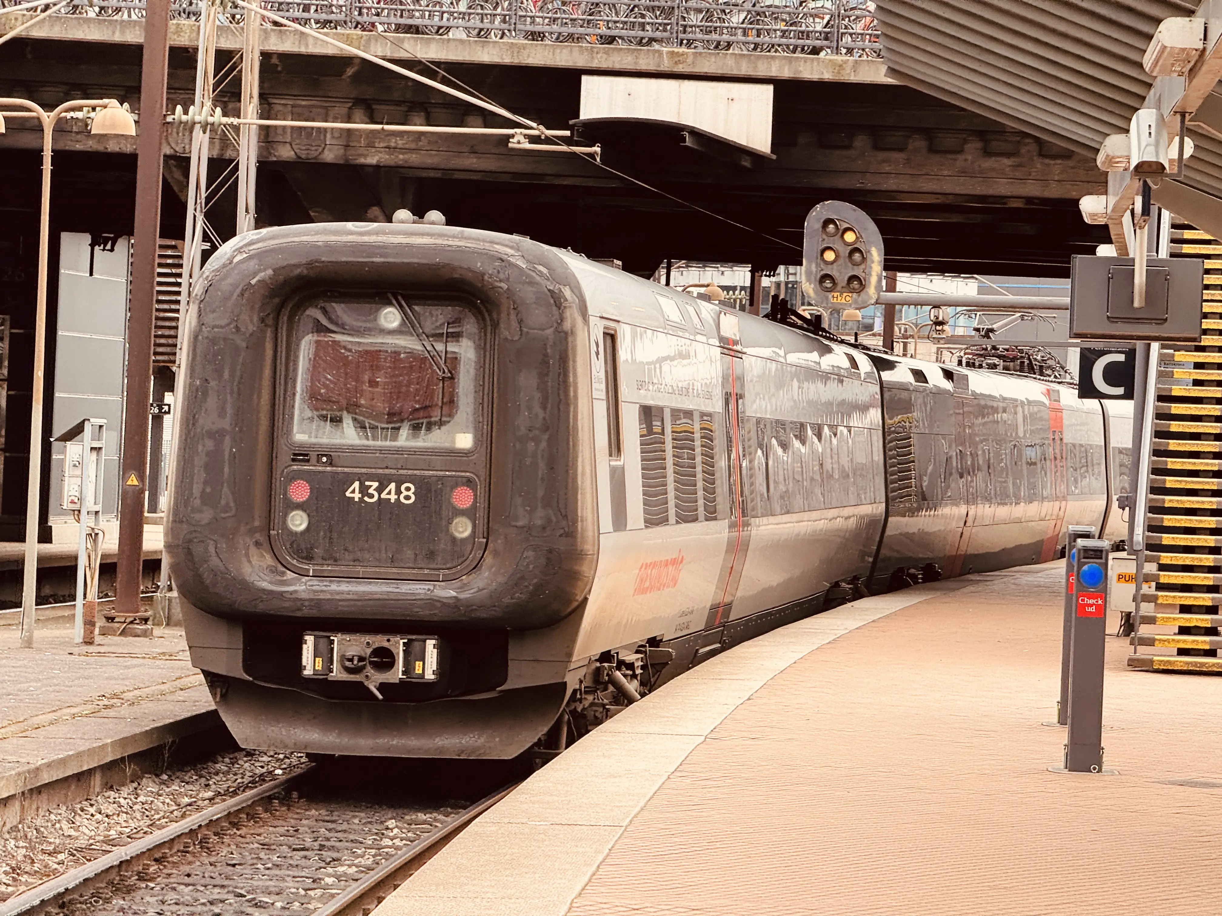 Billede af DSB ET 4348 fotograferet ud for København Hovedbanegård. Billede af DSB ET 4348 fotograferet ud for København Hovedbanegård.