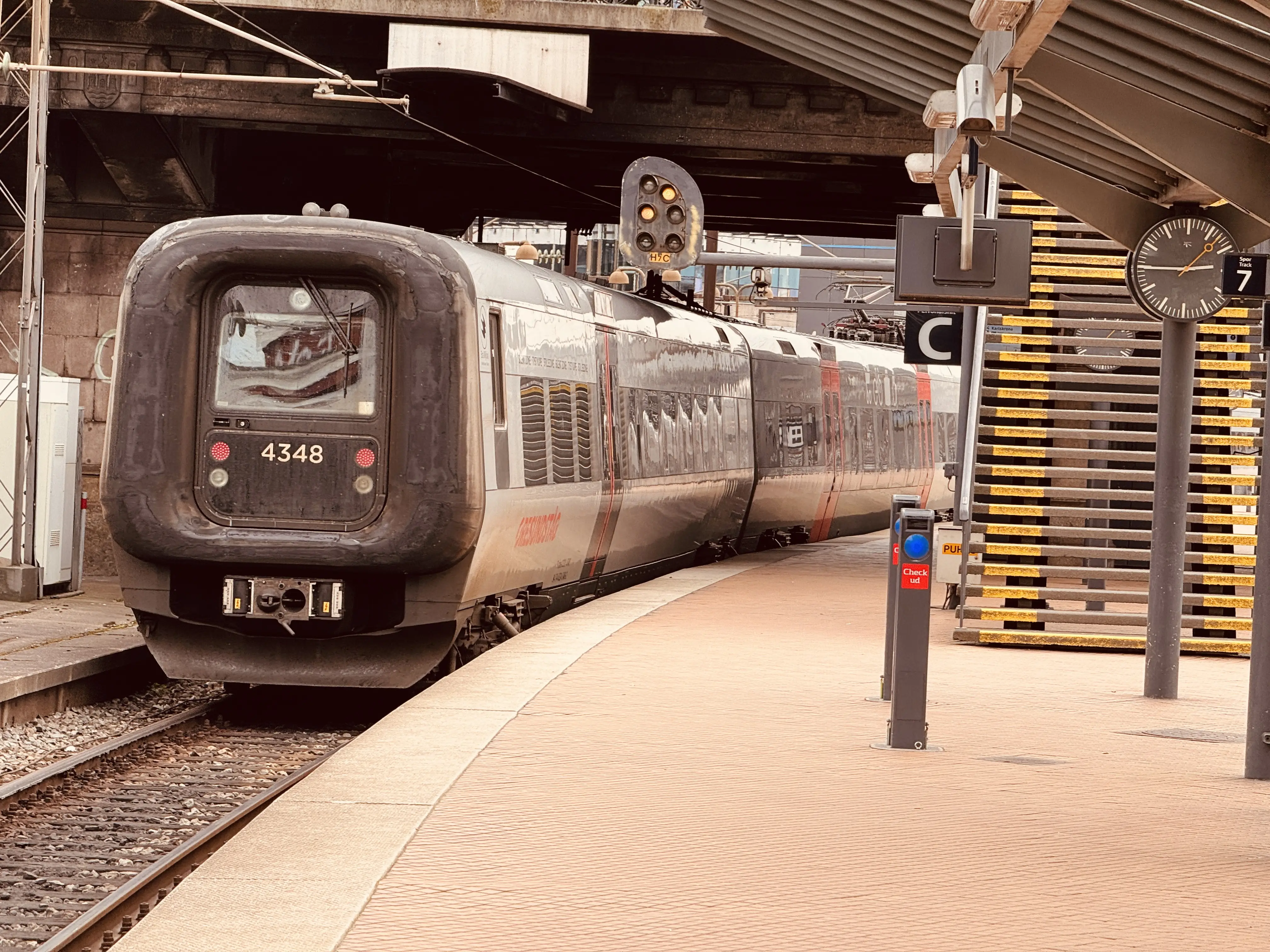 Billede af DSB ET 4348 fotograferet ud for København Hovedbanegård. Billede af DSB ET 4348 fotograferet ud for København Hovedbanegård.