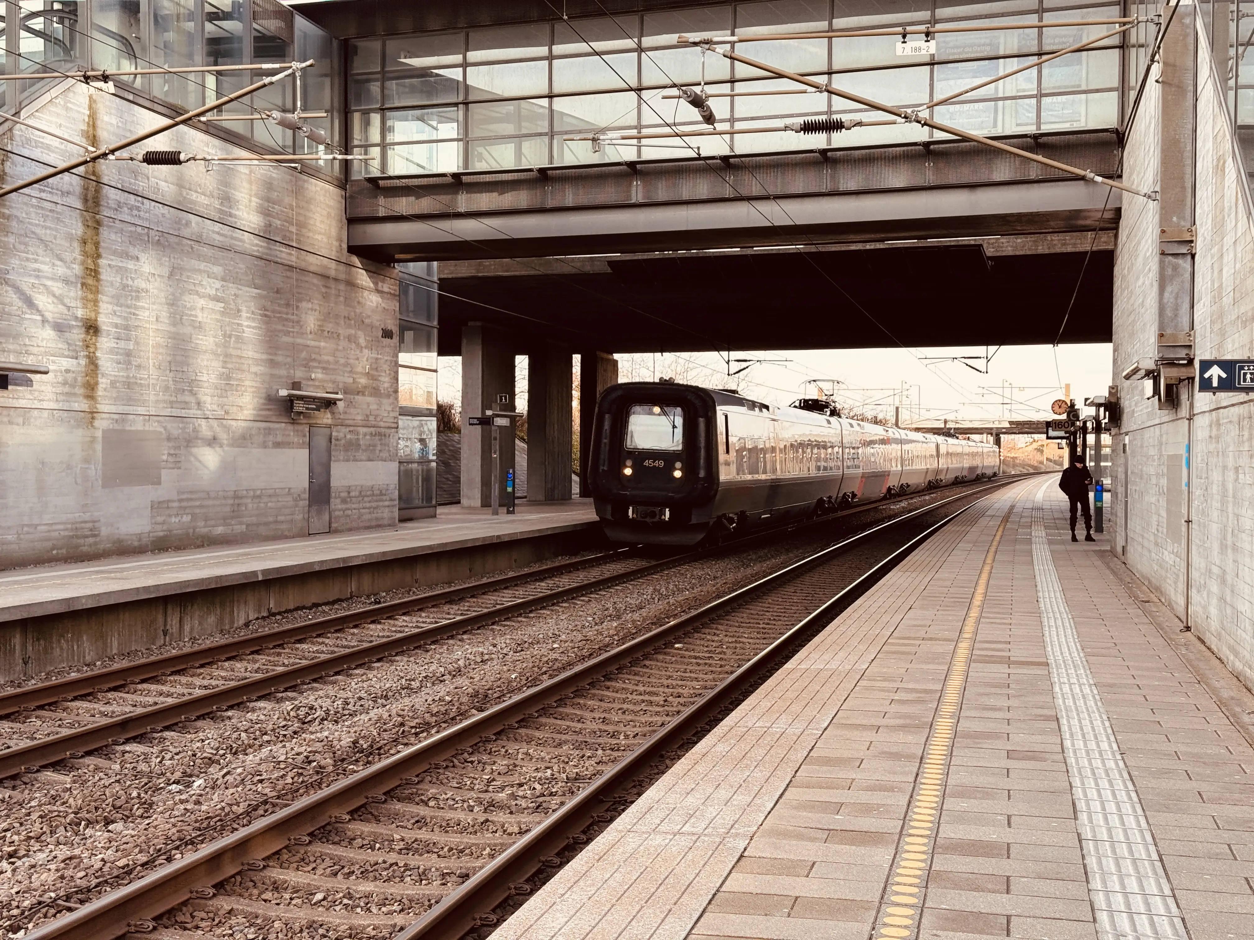 Billede af DSB ET 4349 fotograferet ud for Ørestad Trinbræt. Billede af DSB ET 4349 fotograferet ud for Ørestad Trinbræt.
