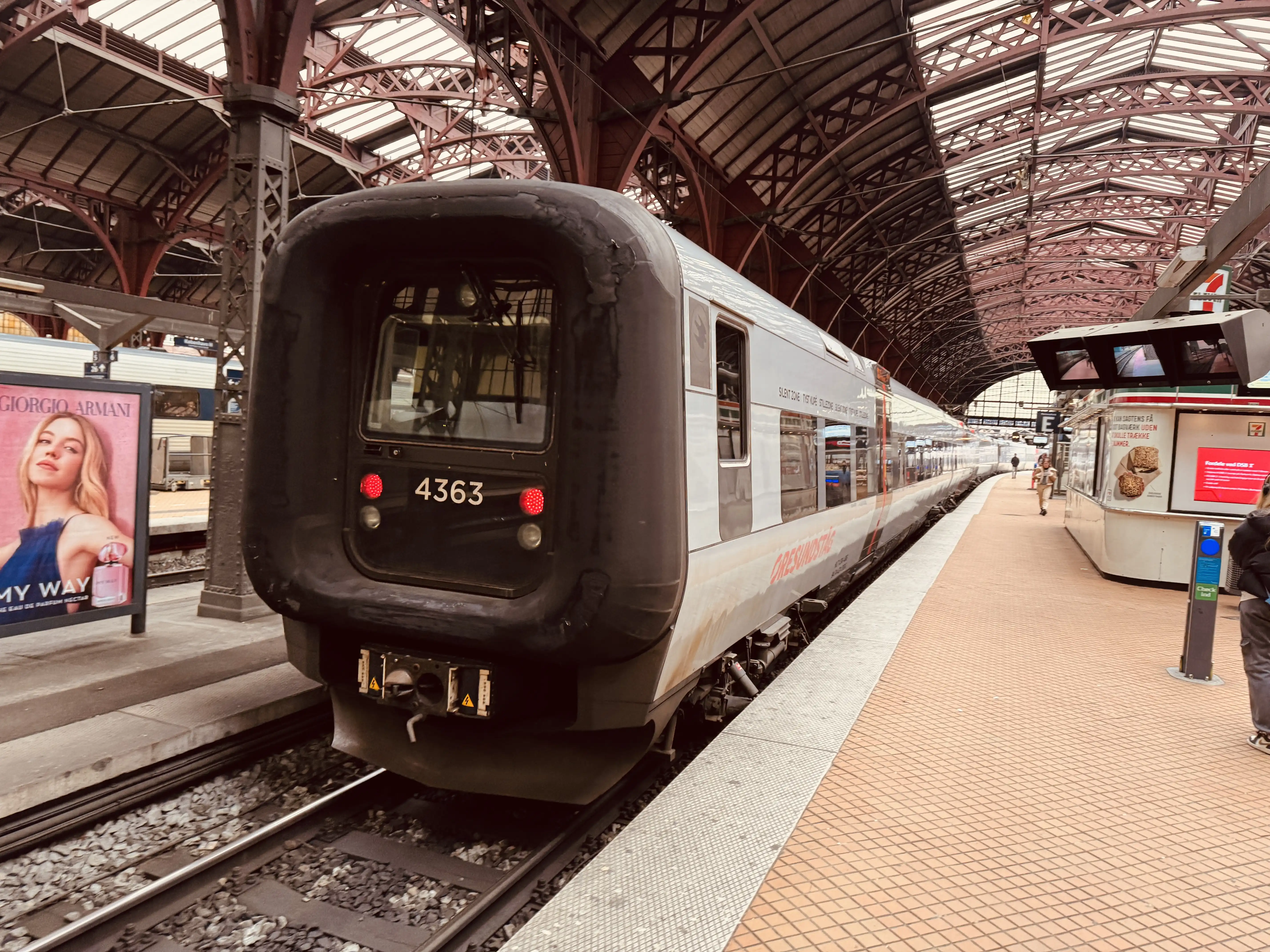 Billede af DSB ET 4363 fotograferet ud for København Hovedbanegård. Billede af DSB ET 4363 fotograferet ud for København Hovedbanegård.