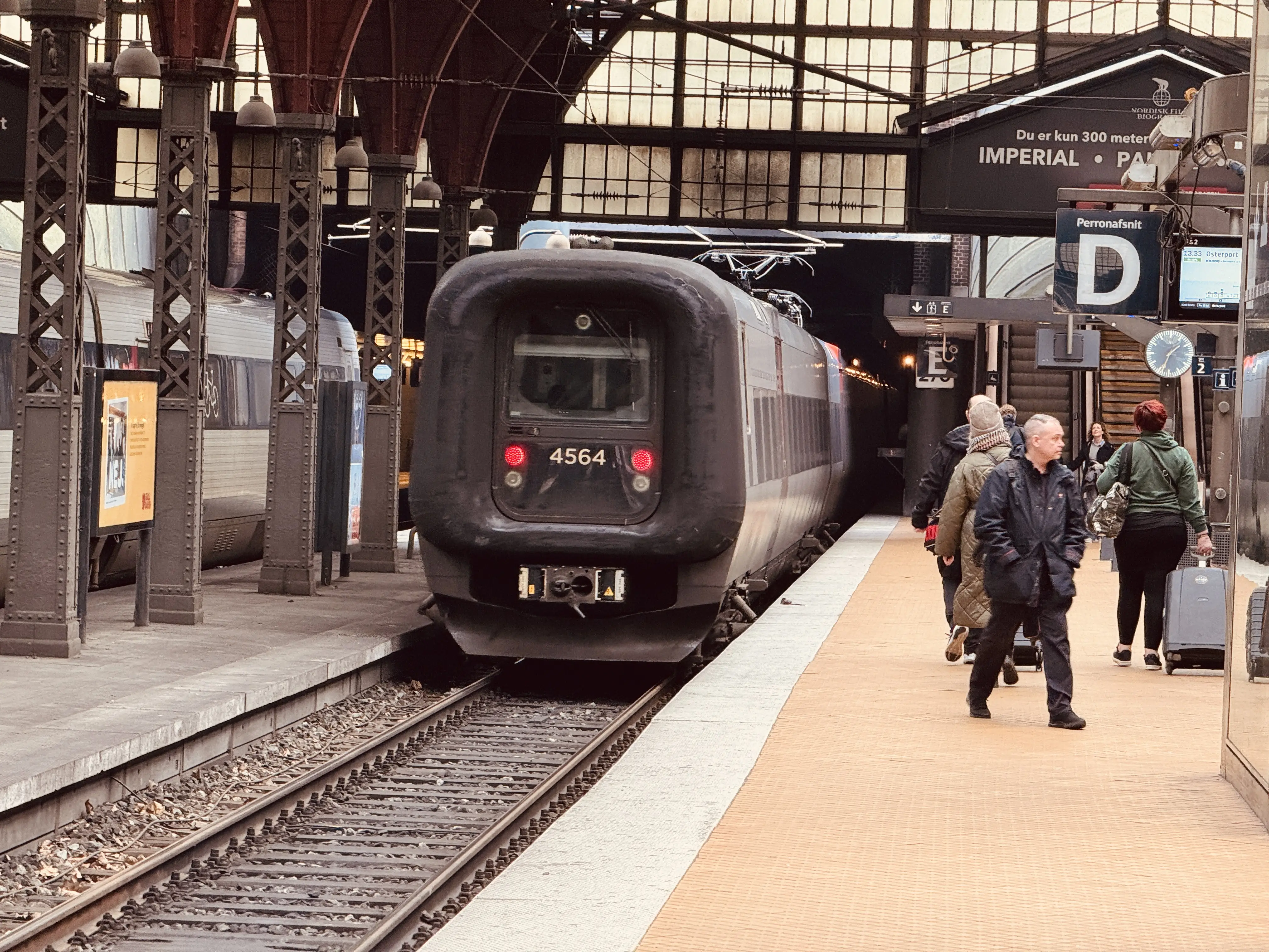 Billede af DSB ET 4364 fotograferet ud for København Hovedbanegård. Billede af DSB ET 4364 fotograferet ud for København Hovedbanegård.