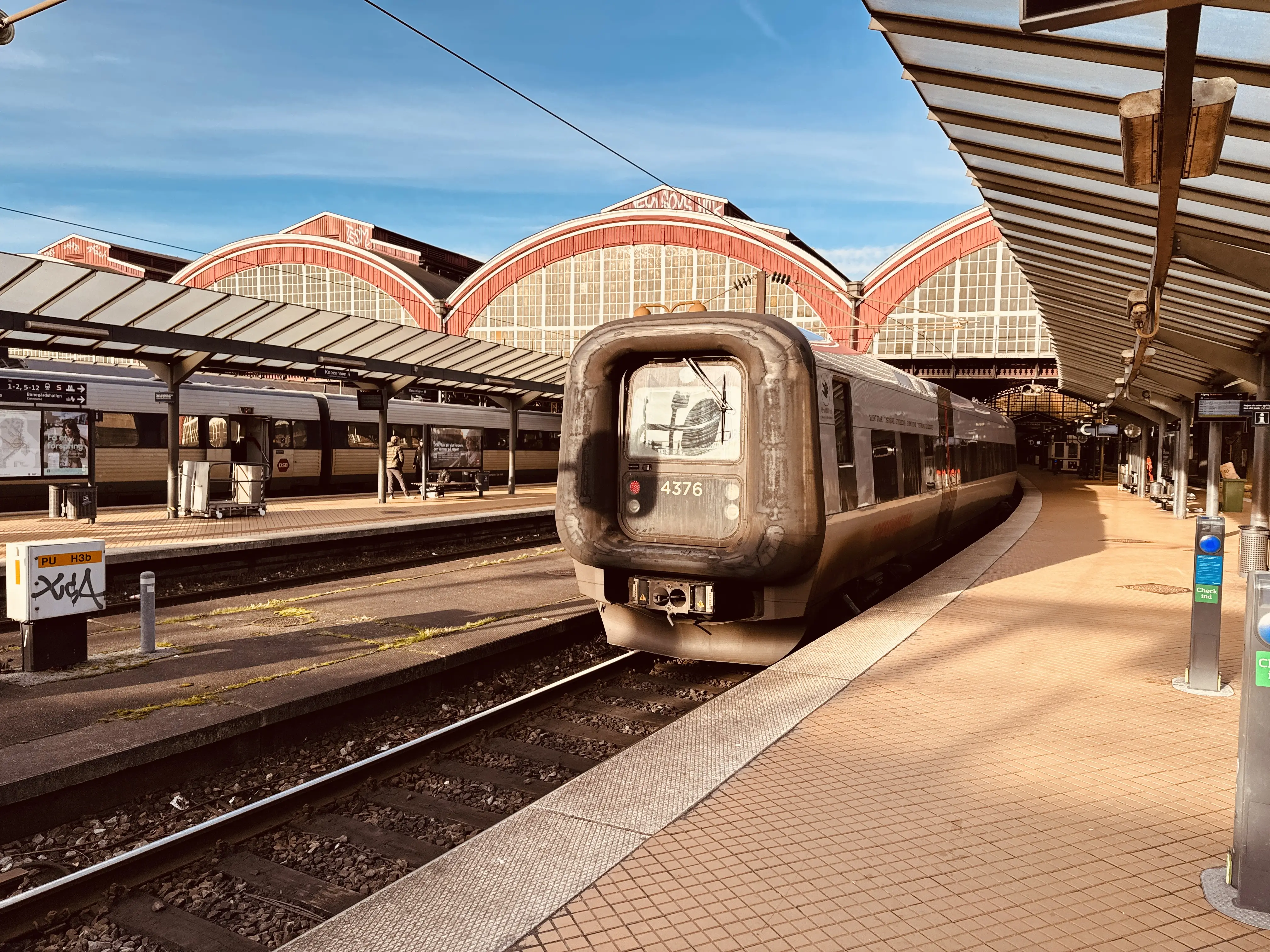 Billede af DSB ET 4376 fotograferet ud for København Hovedbanegård. Billede af DSB ET 4376 fotograferet ud for København Hovedbanegård.