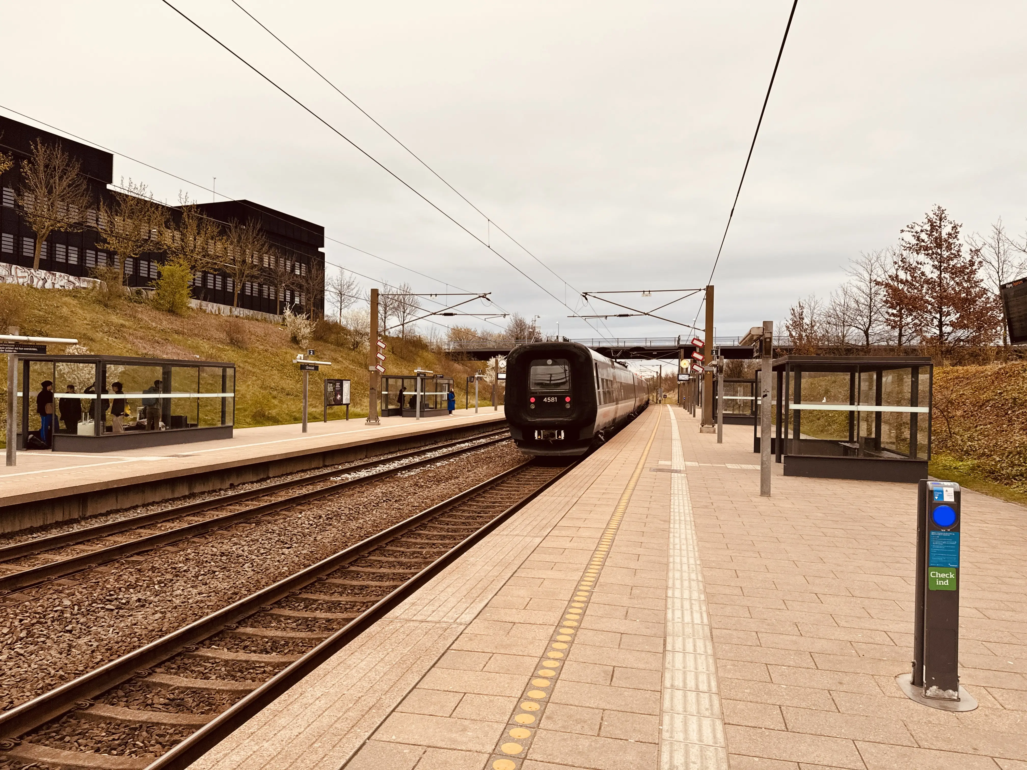 Billede af DSB ET 4381 fotograferet ud for Ørestad Trinbræt. Billede af DSB ET 4381 fotograferet ud for Ørestad Trinbræt.