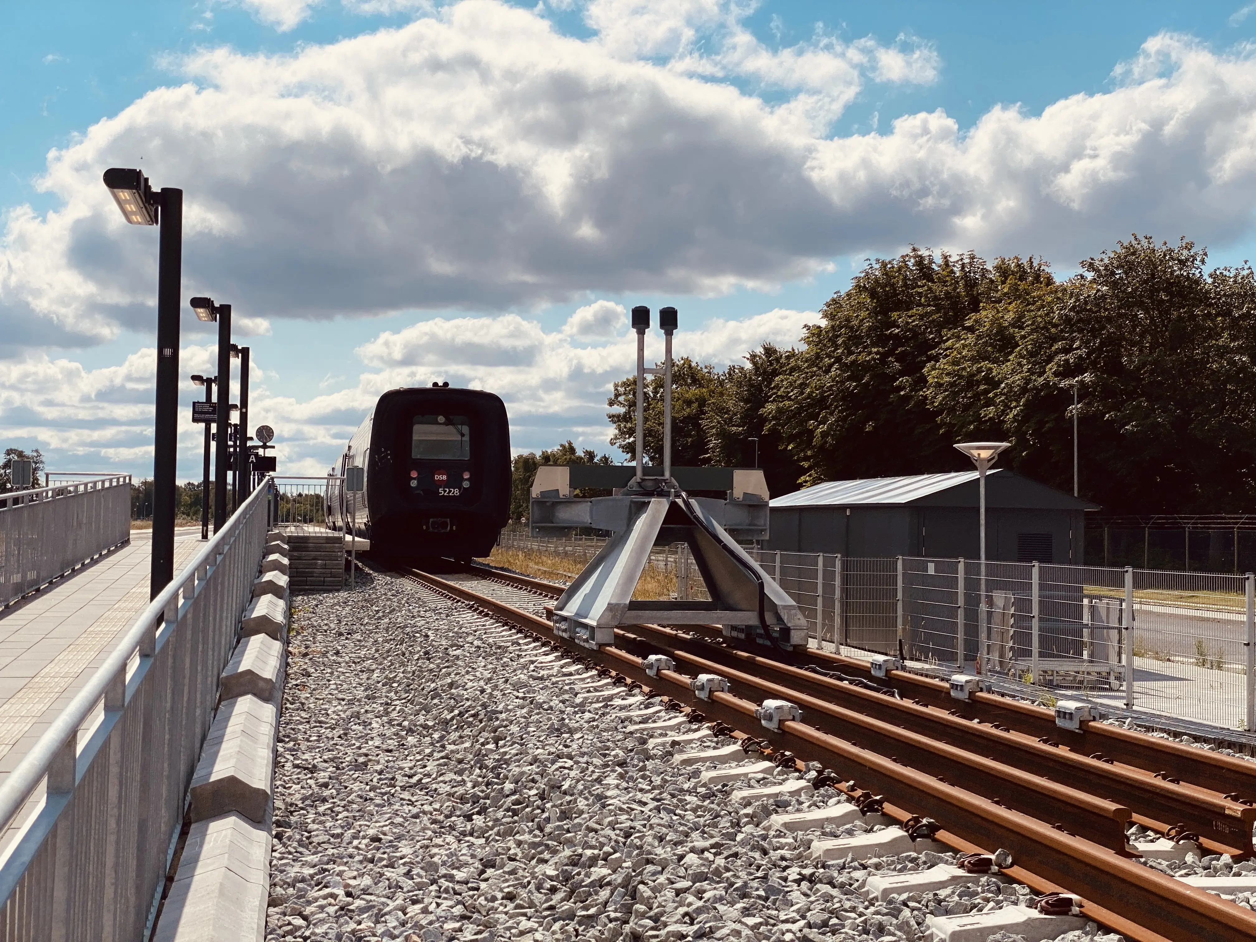 Billede af DSB MF 5028 fotograferet ud for Aalborg Lufthavn Trinbræt. Billede af DSB MF 5028 fotograferet ud for Aalborg Lufthavn Trinbræt.