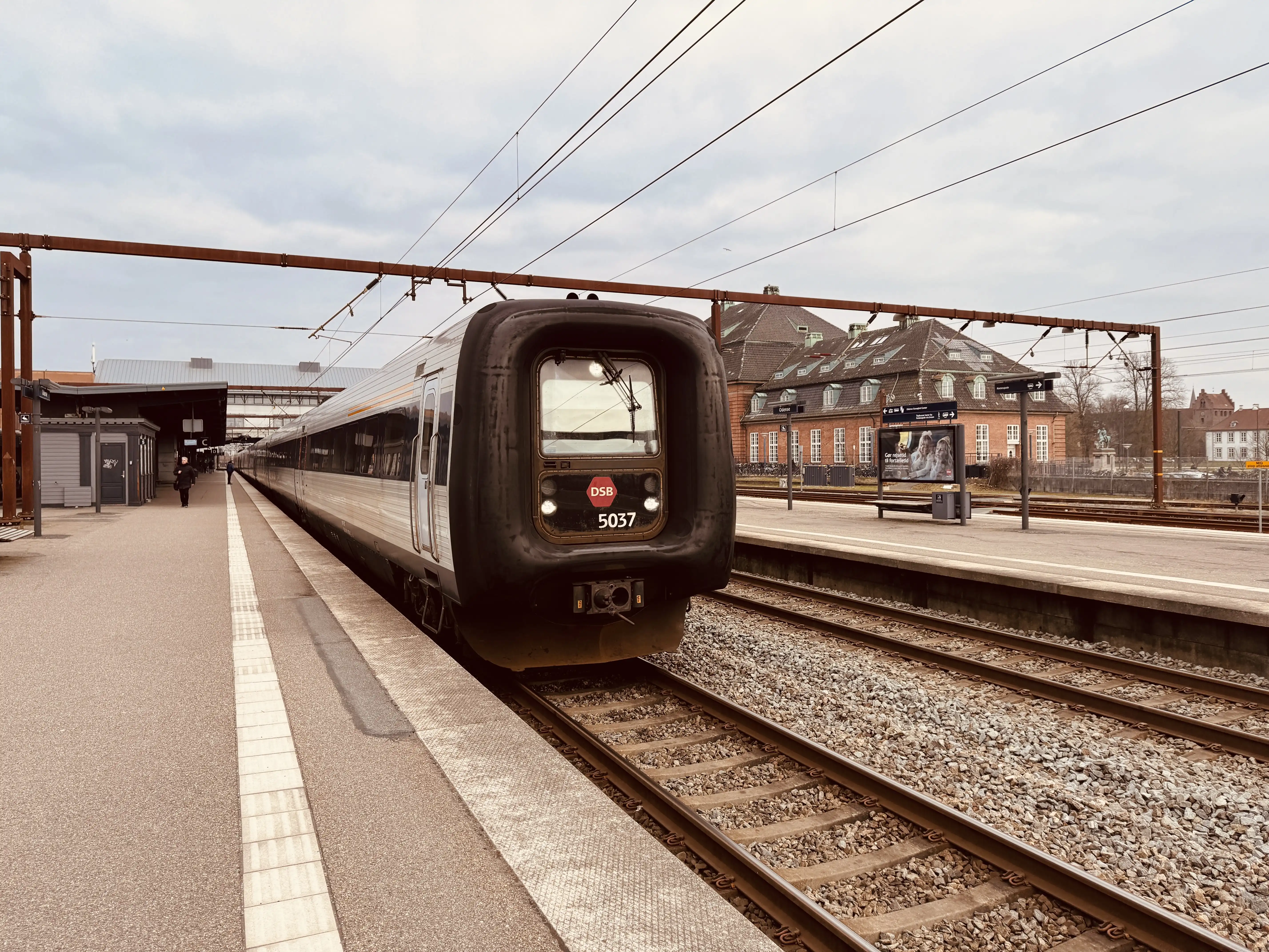 Billede af DSB MF 5037 fotograferet ud for Odense Banegård Center. Billede af DSB MF 5037 fotograferet ud for Odense Banegård Center.