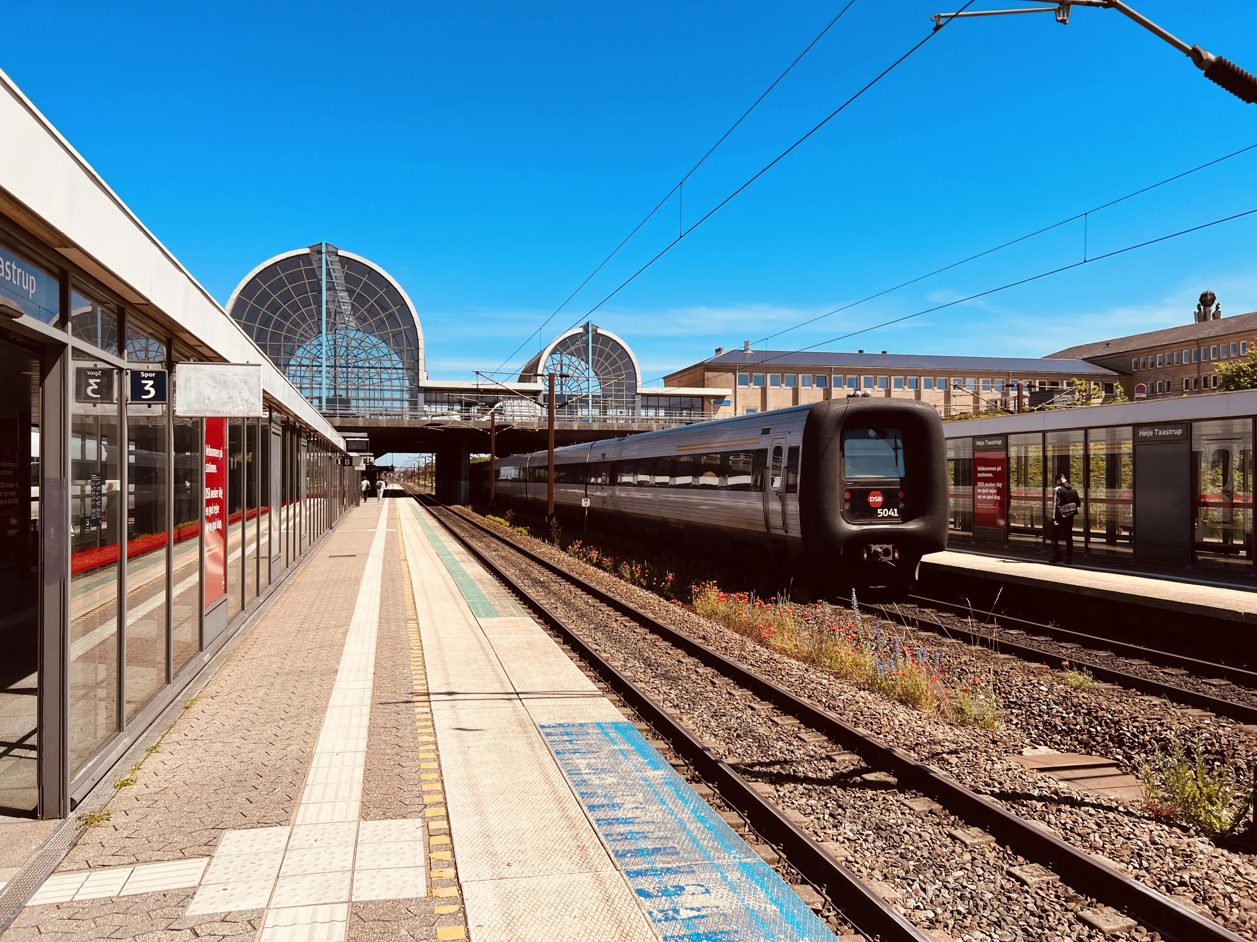 Billede af DSB MF 5041 fotograferet ud for Høje Taastrup Station. Billede af DSB MF 5041 fotograferet ud for Høje Taastrup Station.