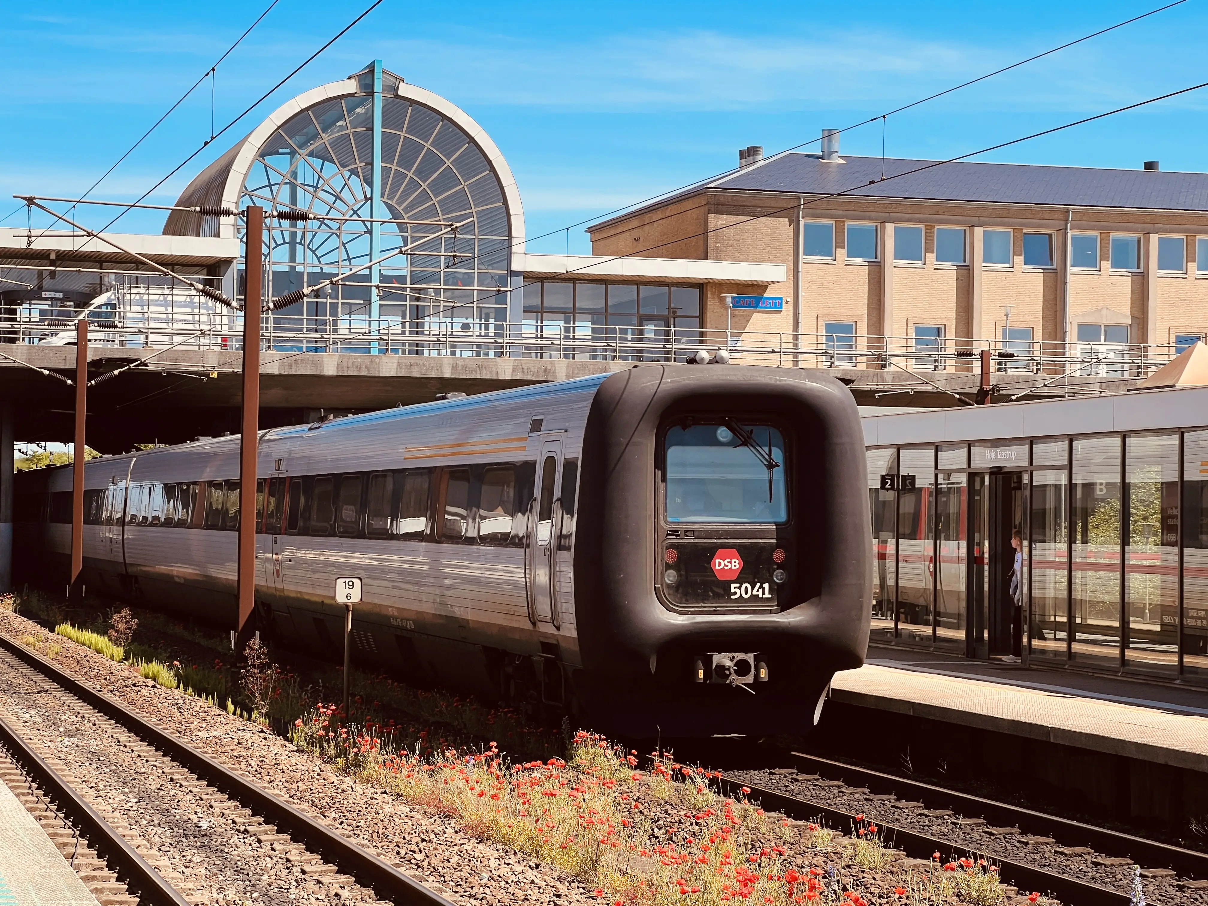 Billede af DSB MF 5041 fotograferet ud for Høje Taastrup Station. Billede af DSB MF 5041 fotograferet ud for Høje Taastrup Station.