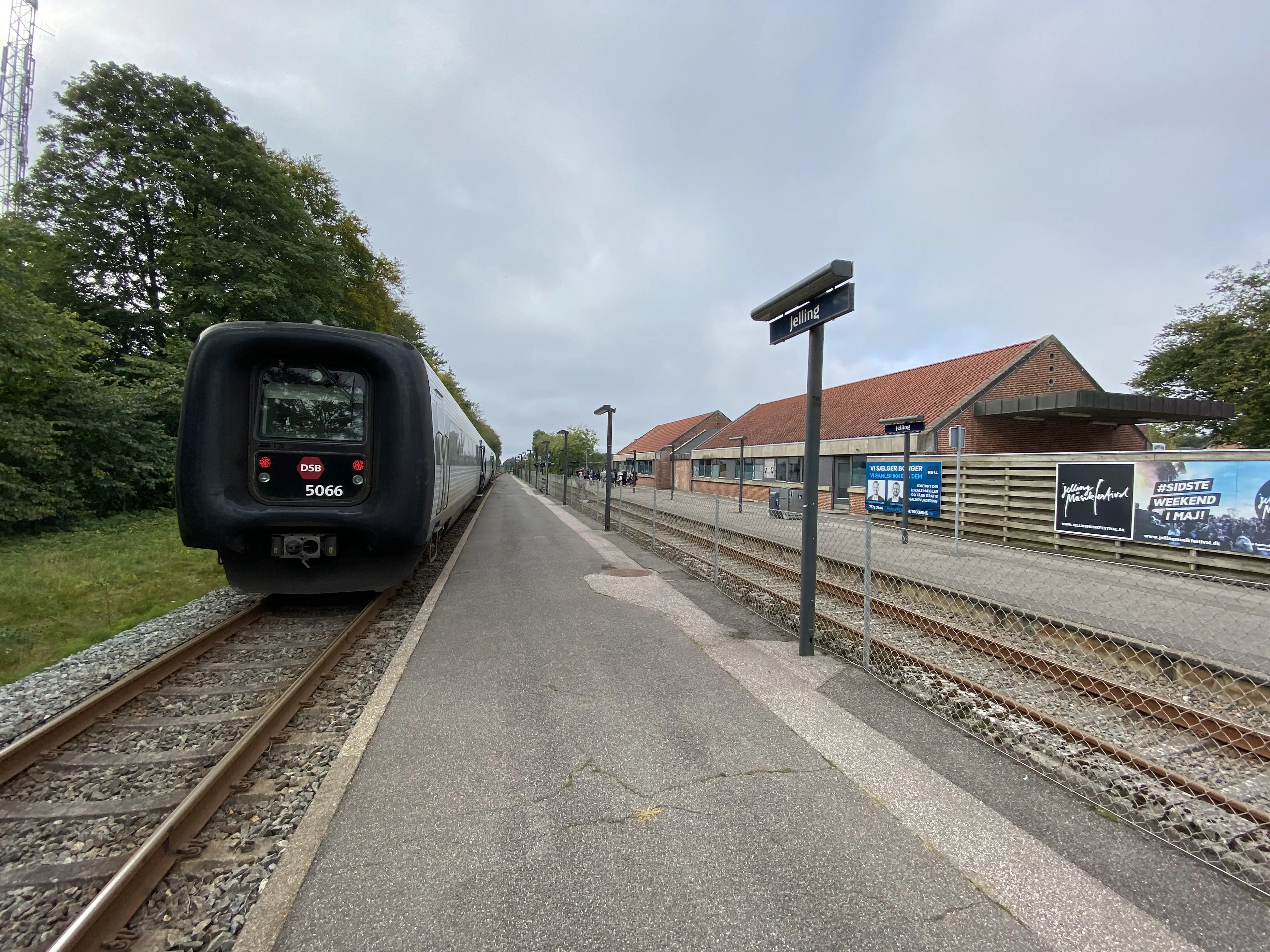 Billede af DSB MF 5066 fotograferet ud for Jelling Trinbræt. Billede af DSB MF 5066 fotograferet ud for Jelling Trinbræt.