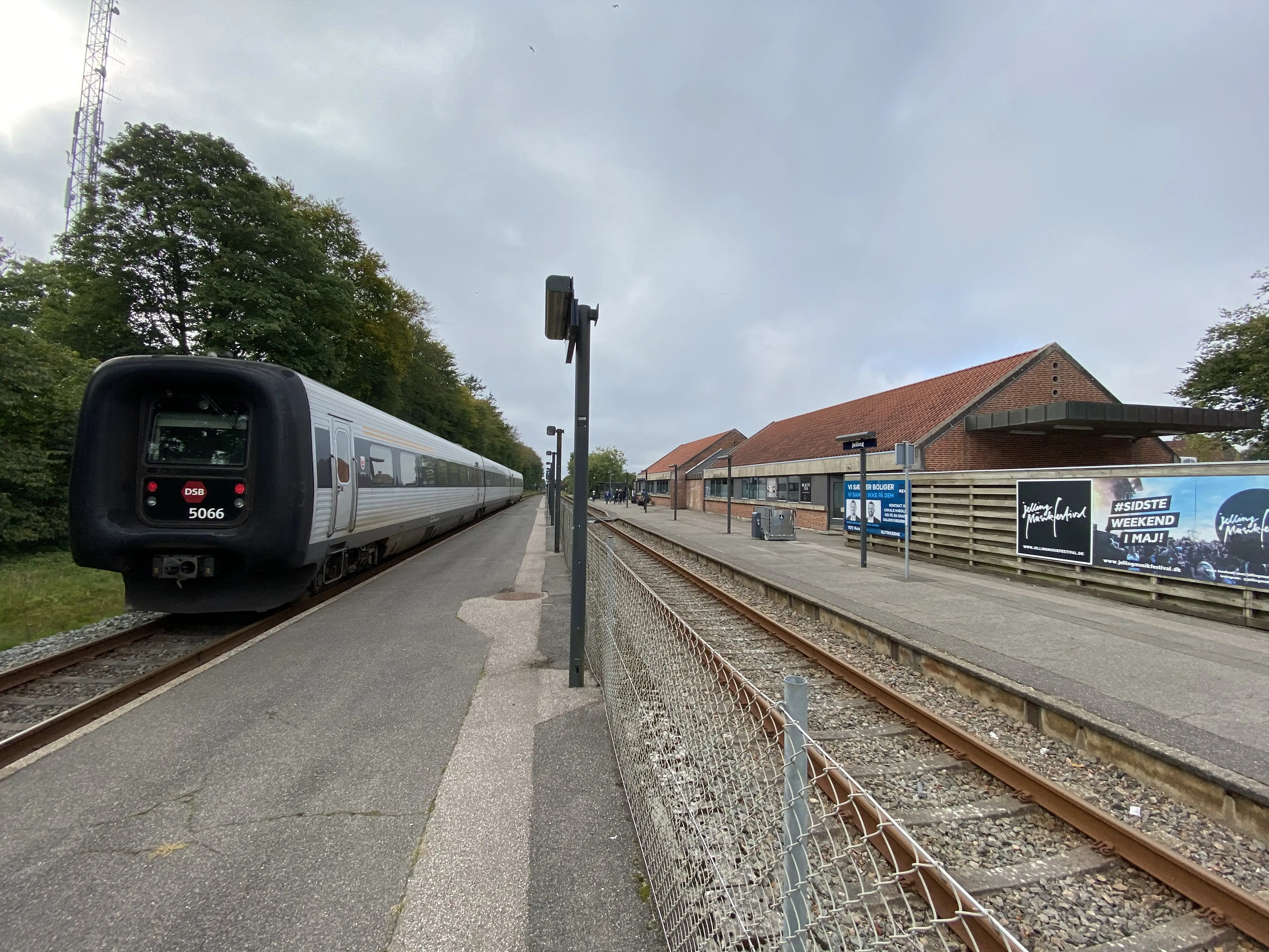 Billede af DSB MF 5066 fotograferet ud for Jelling Trinbræt. Billede af DSB MF 5066 fotograferet ud for Jelling Trinbræt.