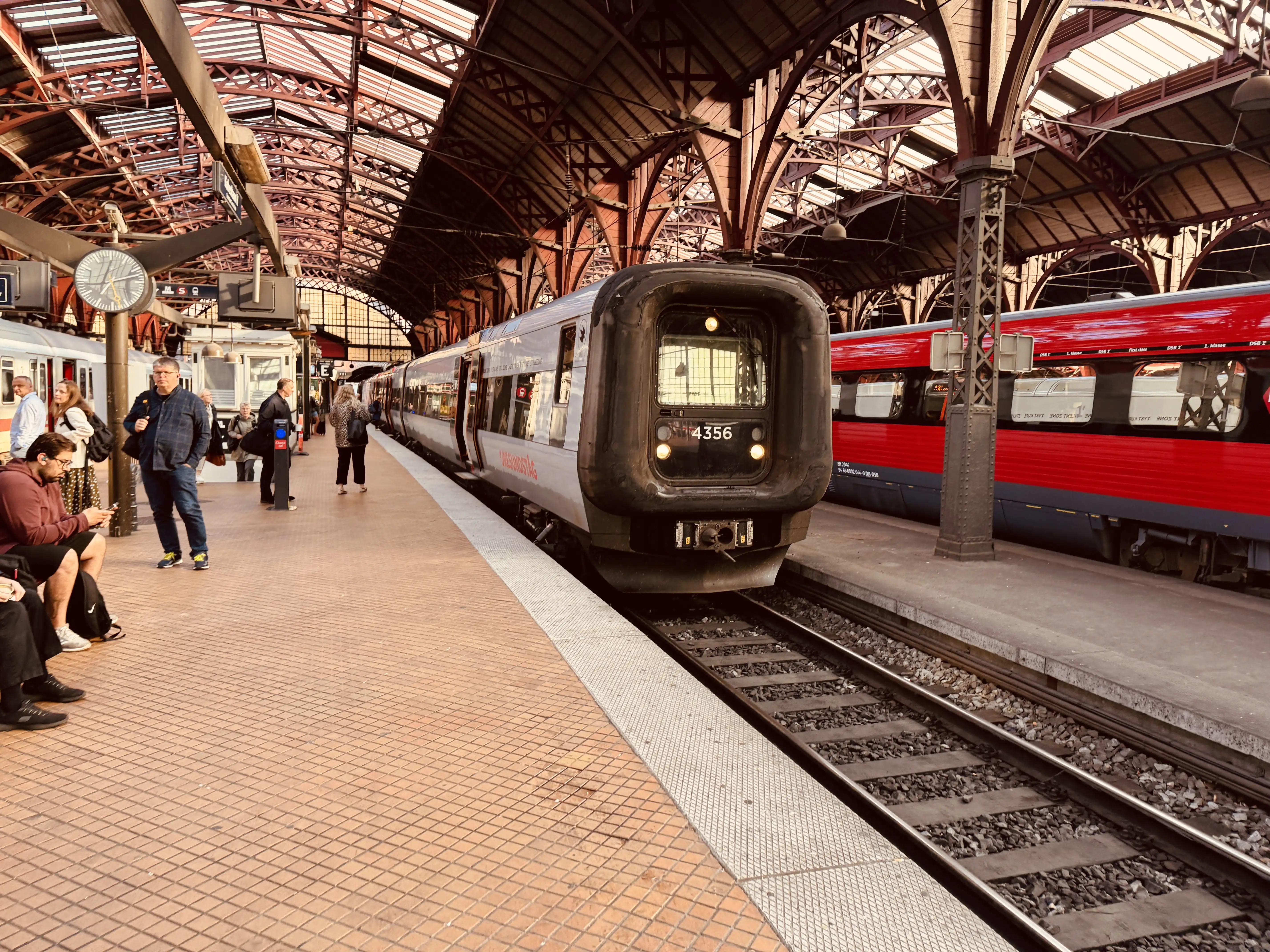 Billede af DSB ET 4356 fotograferet ud for København Hovedbanegård. Billede af DSB ET 4356 fotograferet ud for København Hovedbanegård.