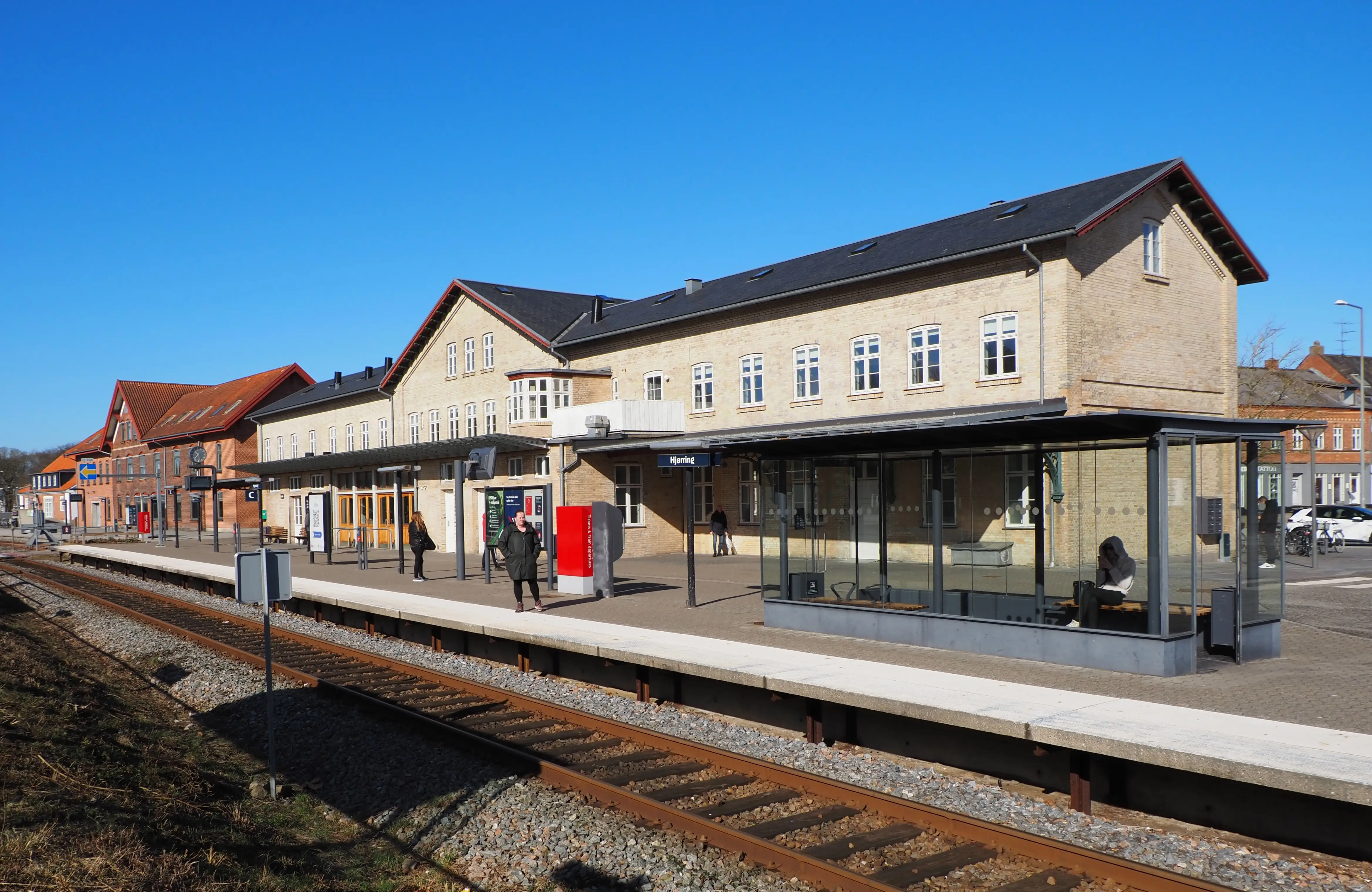 Billede af Hjørring Station set fra sporsiden. Billede af Hjørring Station set fra sporsiden.