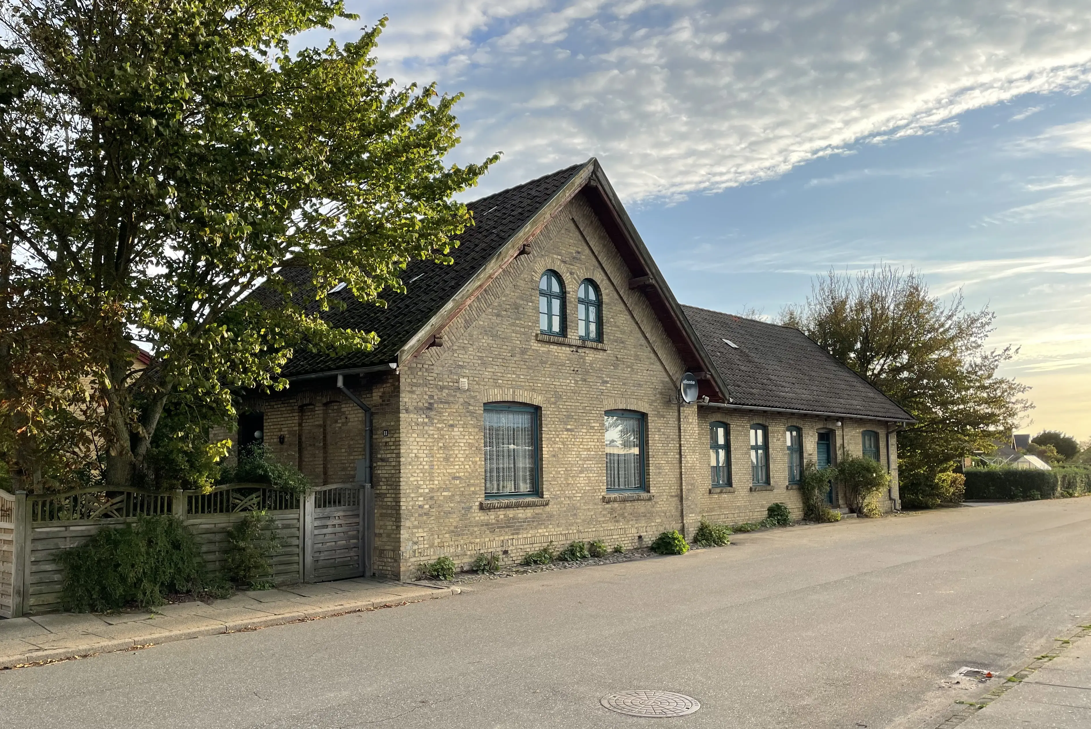 Billede af Skovsgård Station set fra vejsiden. Billede af Skovsgård Station set fra vejsiden.