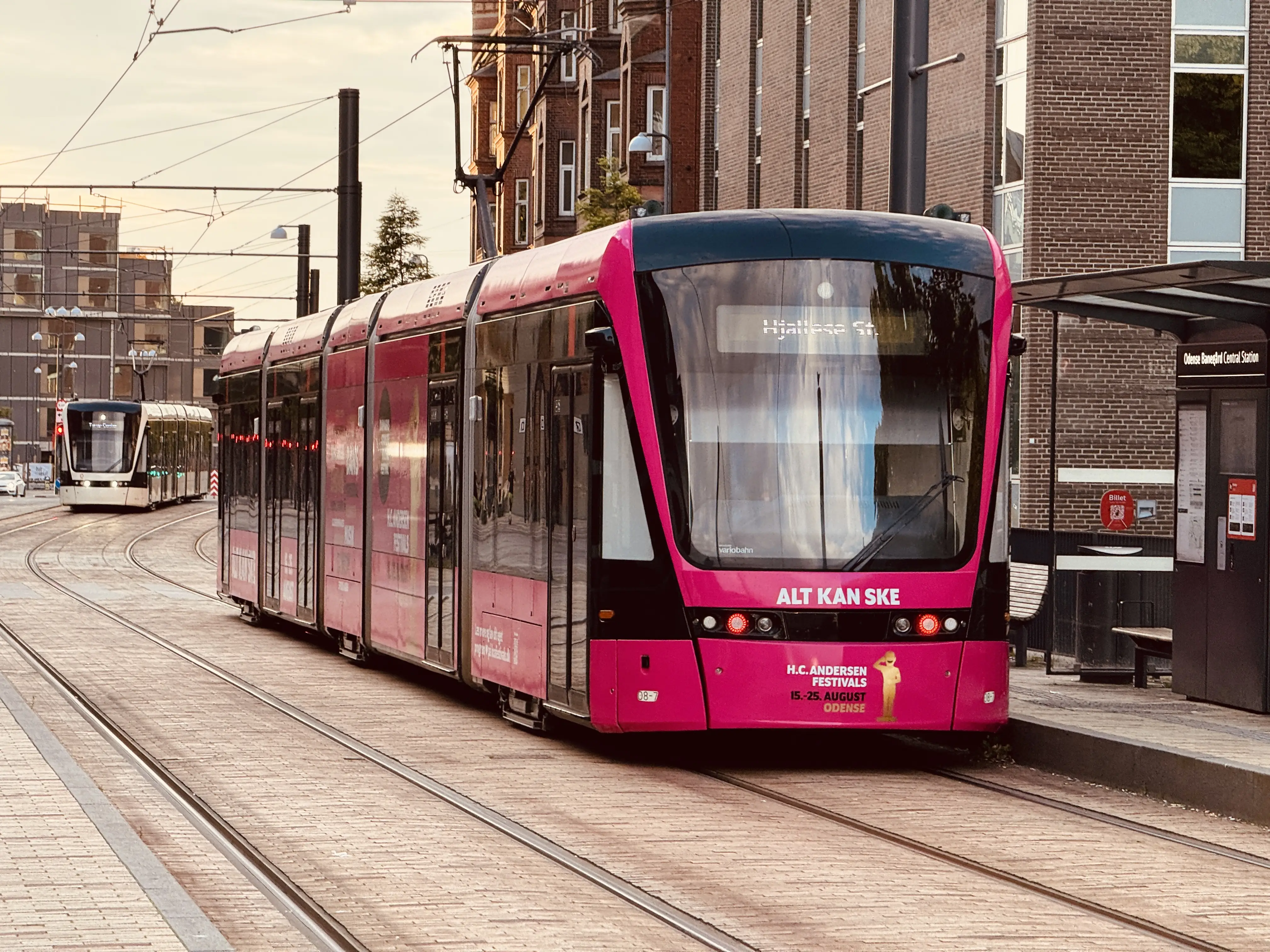 Billede af Odense Letbane togsæt 08, i H.C. Andersen Festivals udklædning, fotograferet ud for Odense Banegård Center. Billede af Odense Letbane togsæt 08, i H.C. Andersen Festivals udklædning, fotograferet ud for Odense Banegård Center.