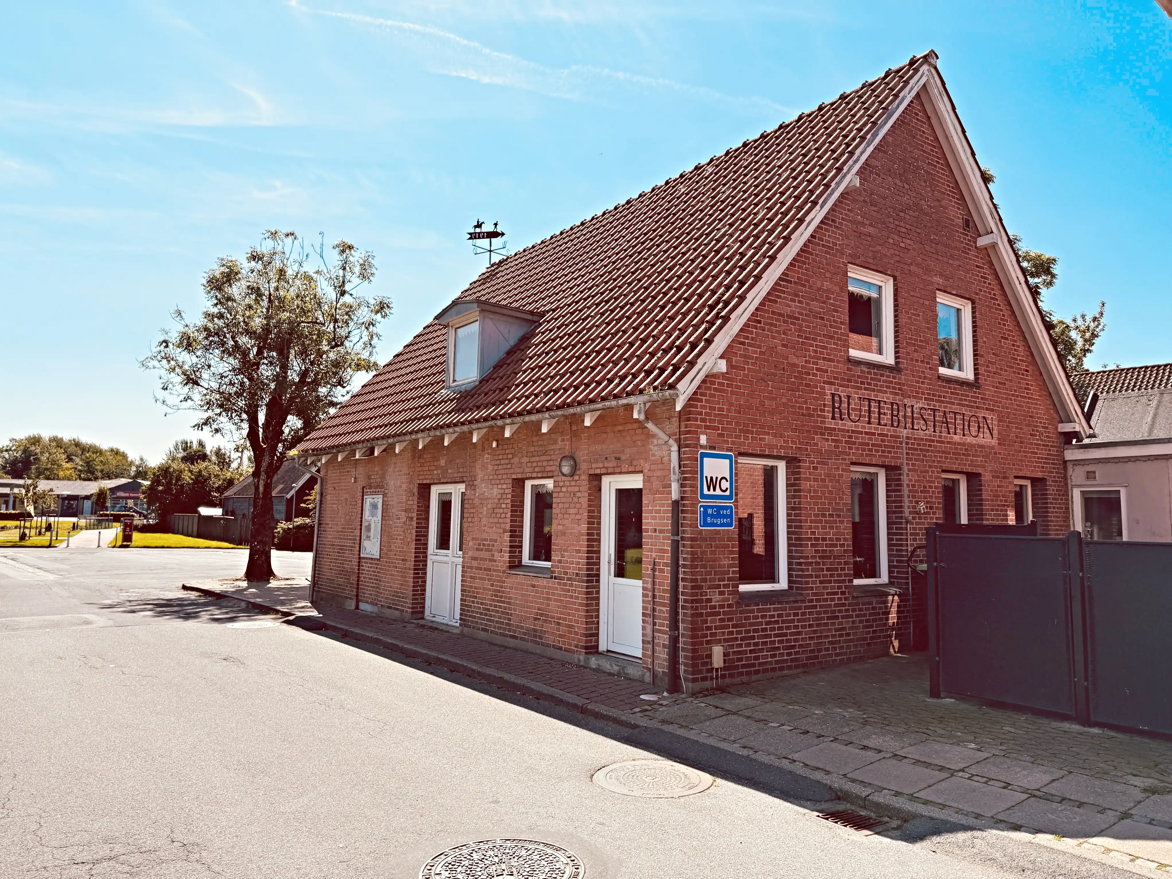 Billede af Jels Rutebilstation, som lå ved Jels Stationskro.