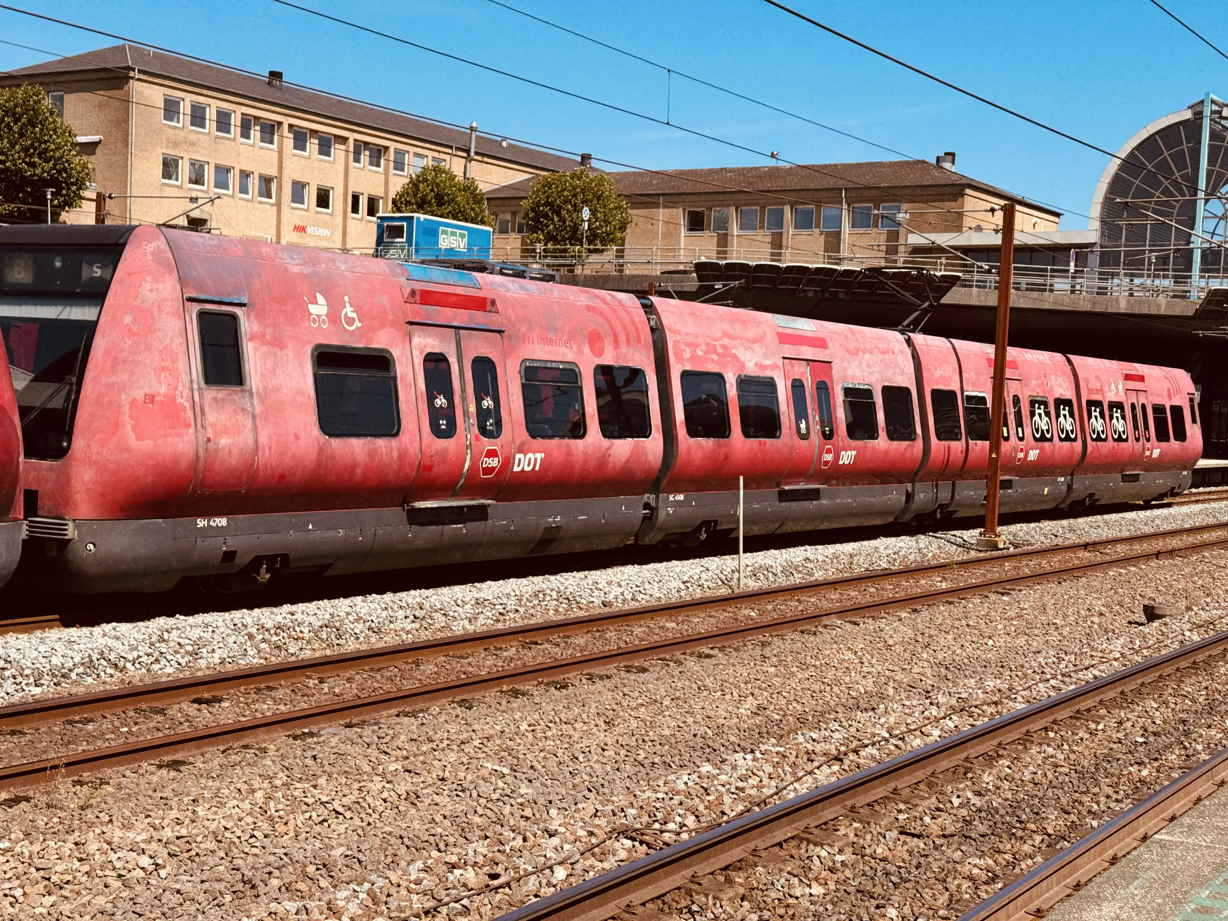 Billede af DSB SE 4108 fotograferet ud for Høje Taastrup Station. Billede af DSB SE 4108 fotograferet ud for Høje Taastrup Station.