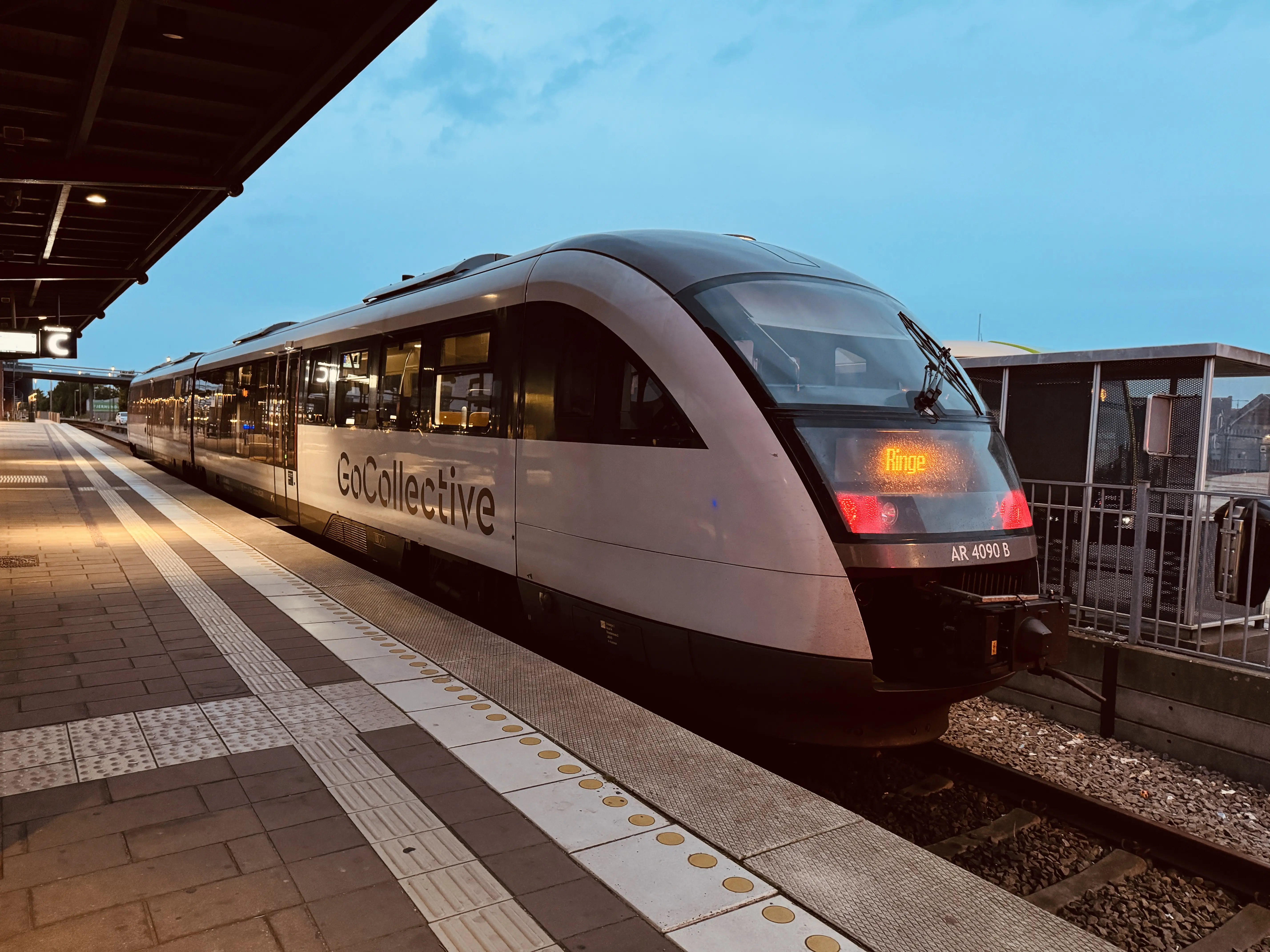 Billede af GoCollective AR 4090, tidligere DSB MQ 4130-4930 fotograferet ud for Odense Banegård Center. Billede af GoCollective AR 4090, tidligere DSB MQ 4130-4930 fotograferet ud for Odense Banegård Center.