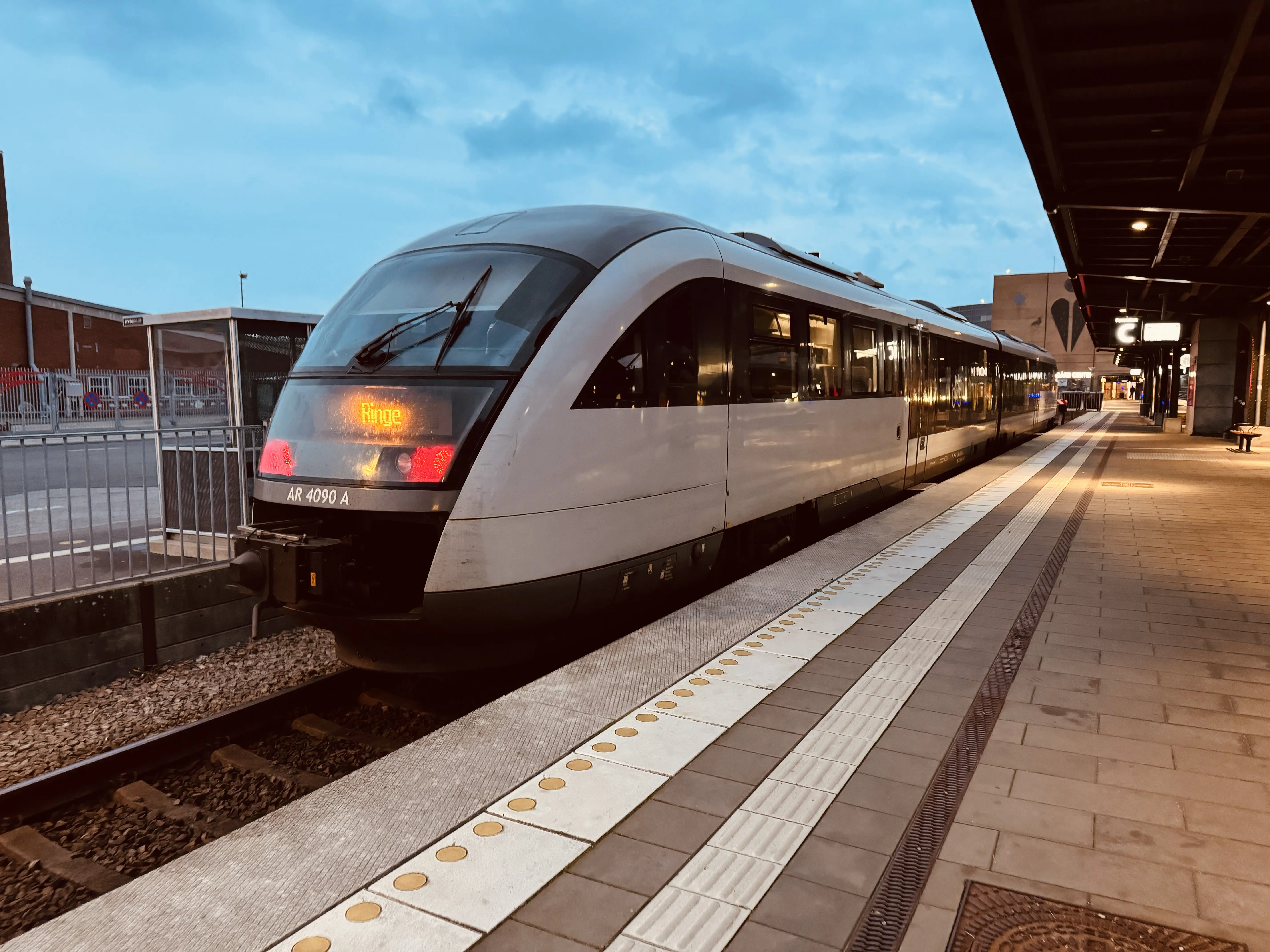 Billede af GoCollective AR 4090, tidligere DSB MQ 4130-4930 fotograferet ud for Odense Banegård Center. Billede af GoCollective AR 4090, tidligere DSB MQ 4130-4930 fotograferet ud for Odense Banegård Center.
