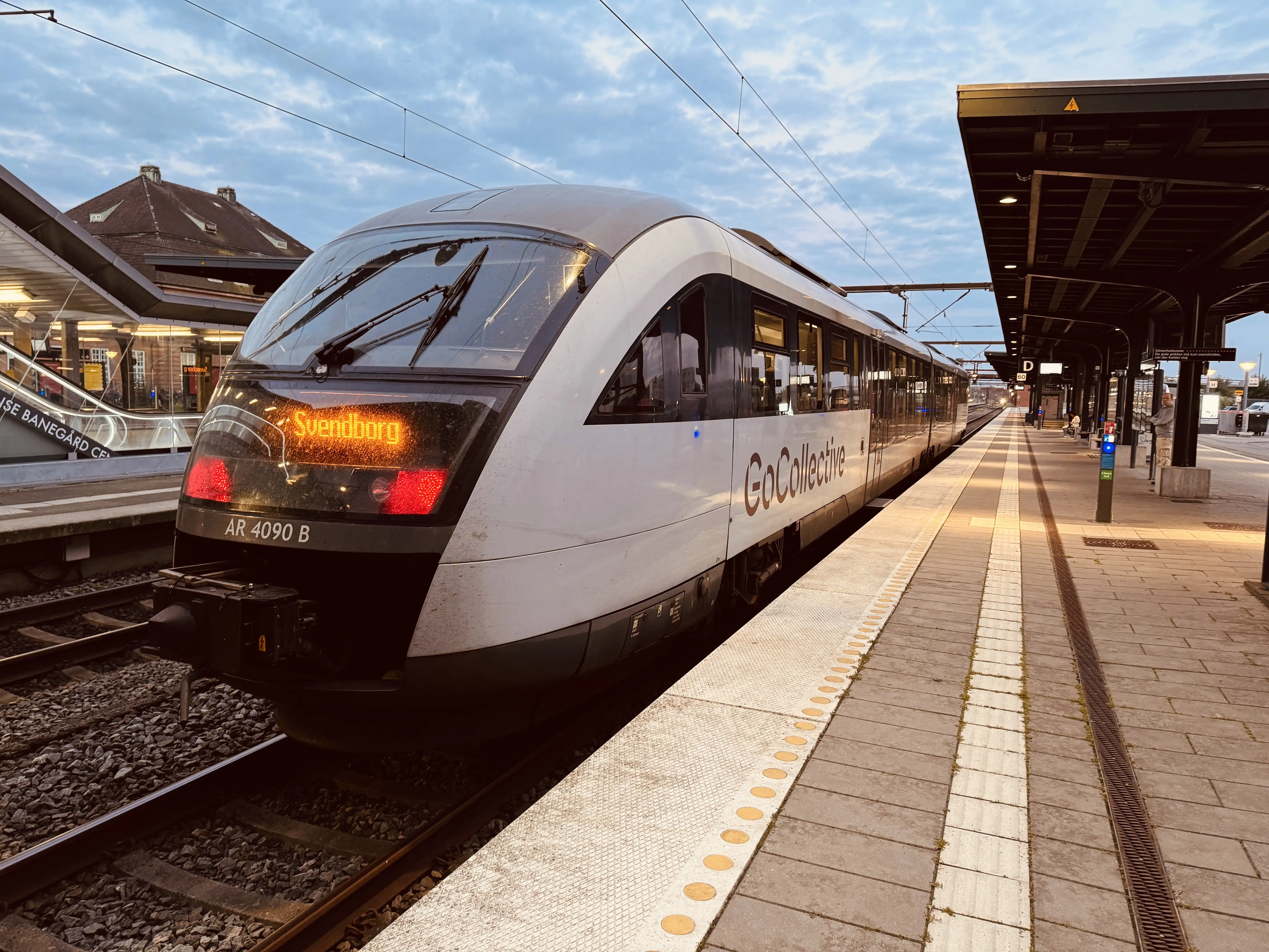 Billede af GoCollective AR 4090, tidligere DSB MQ 4130-4930 fotograferet ud for Odense Banegård Center. Billede af GoCollective AR 4090, tidligere DSB MQ 4130-4930 fotograferet ud for Odense Banegård Center.