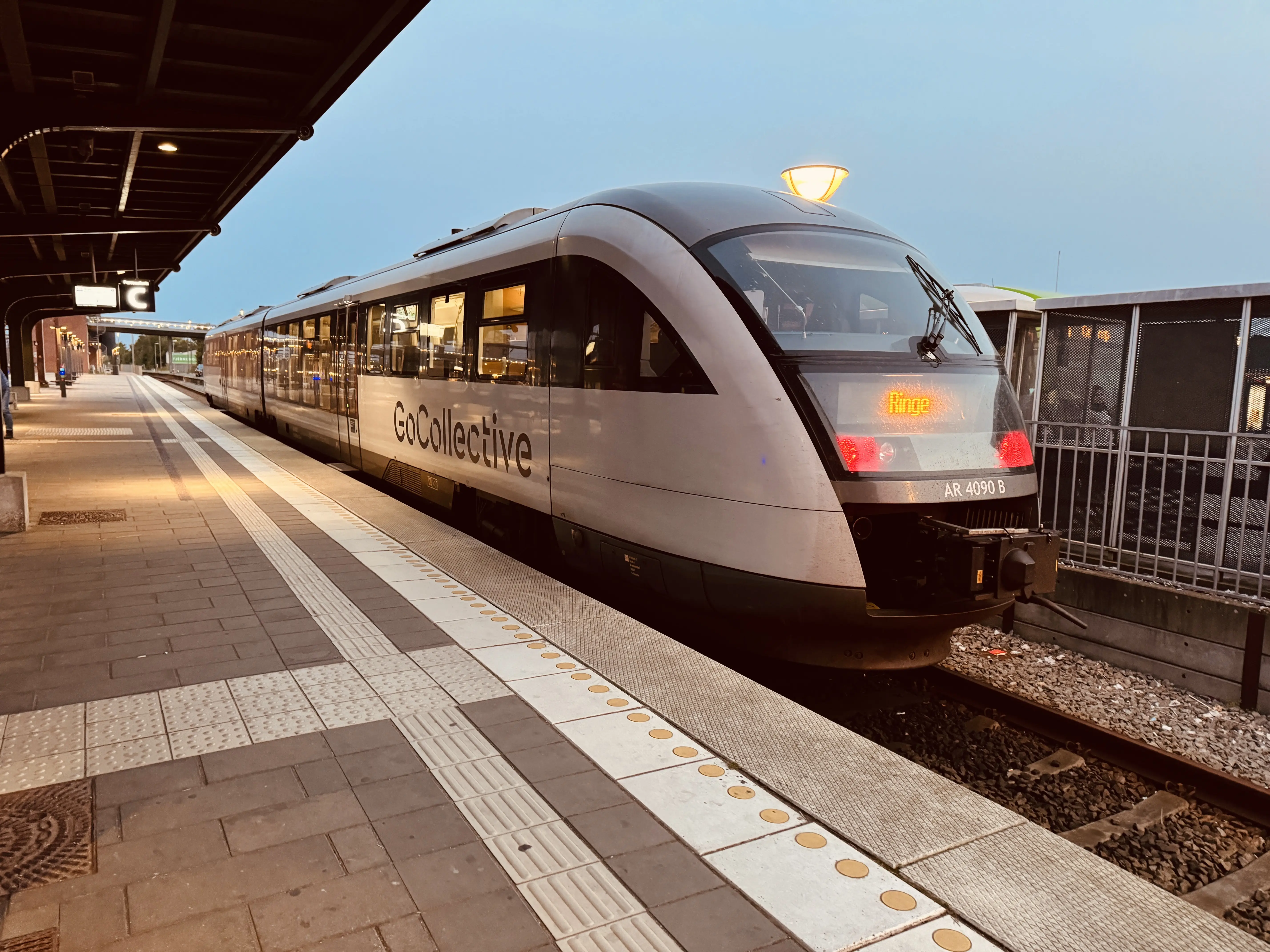 Billede af GoCollective AR 4090, tidligere DSB MQ 4130-4930 fotograferet ud for Odense Banegård Center. Billede af GoCollective AR 4090, tidligere DSB MQ 4130-4930 fotograferet ud for Odense Banegård Center.