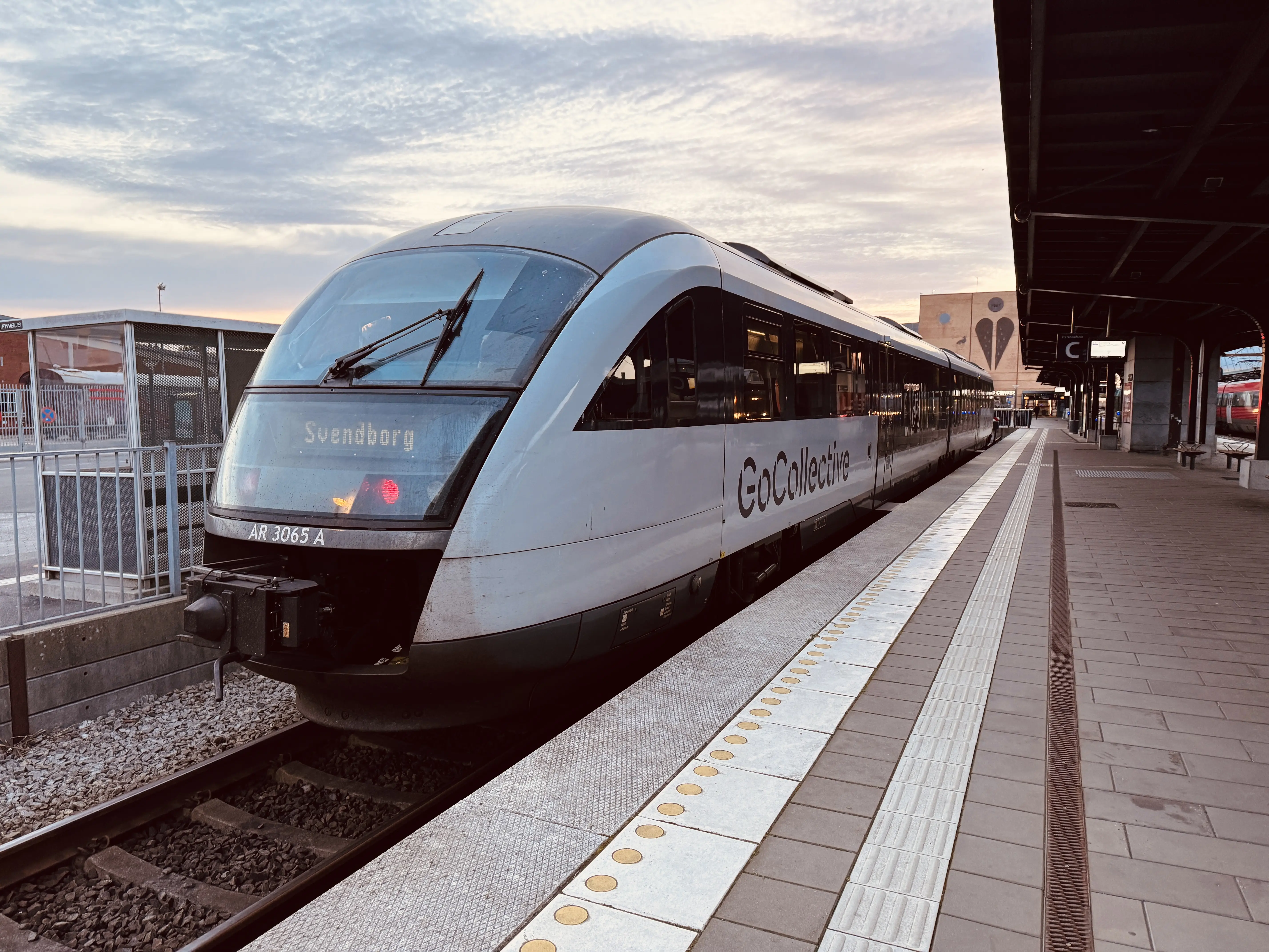 Billede af GoCollective AR 3065, tidligere DSB MQ 4115-4915 fotograferet ud for Odense Banegård Center. Billede af GoCollective AR 3065, tidligere DSB MQ 4115-4915 fotograferet ud for Odense Banegård Center.