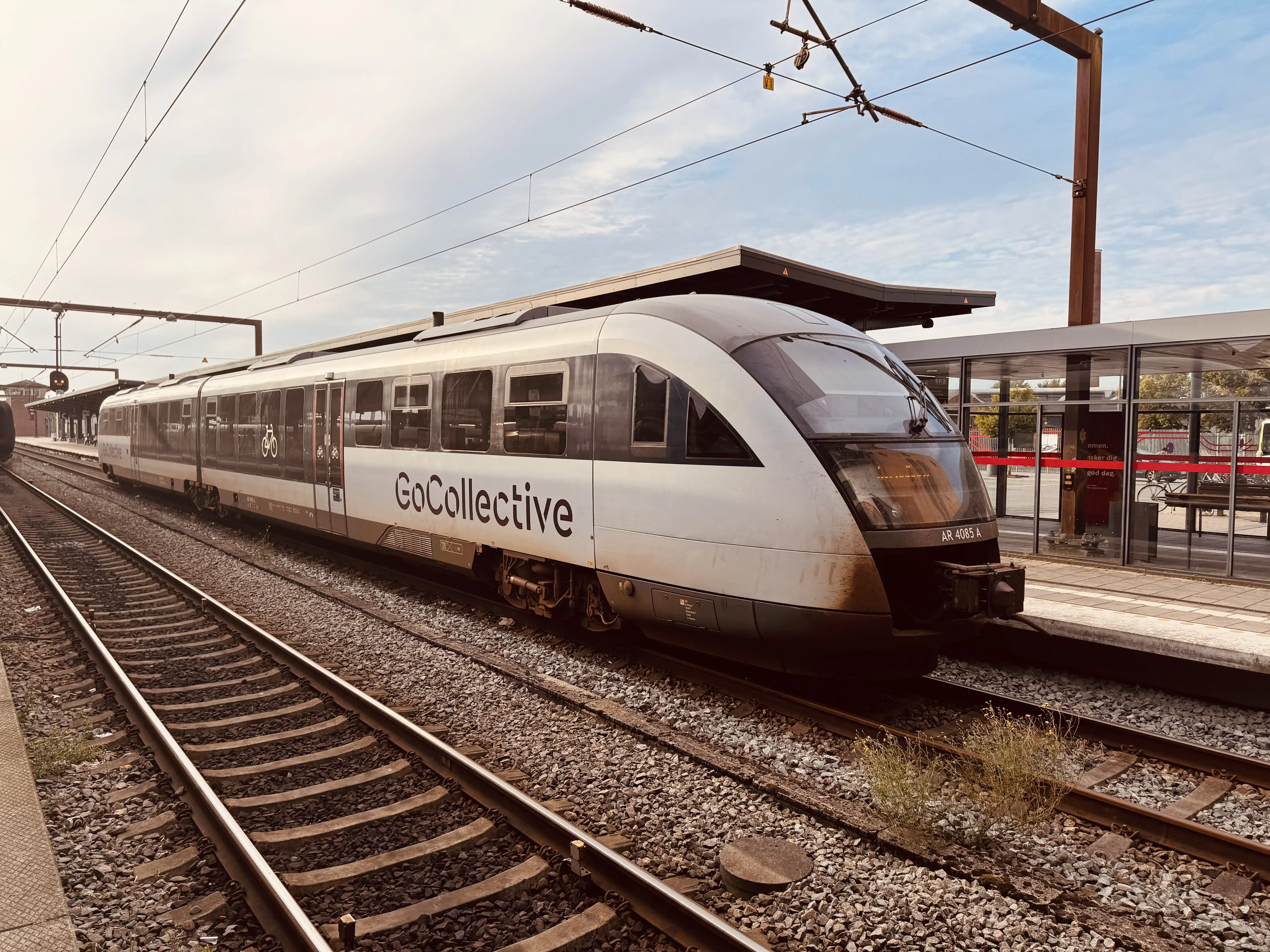 Billede af GoCollective AR 4085, tidligere DSB MQ 4125-4925 fotograferet ud for Odense Banegård Center. Billede af GoCollective AR 4085, tidligere DSB MQ 4125-4925 fotograferet ud for Odense Banegård Center.