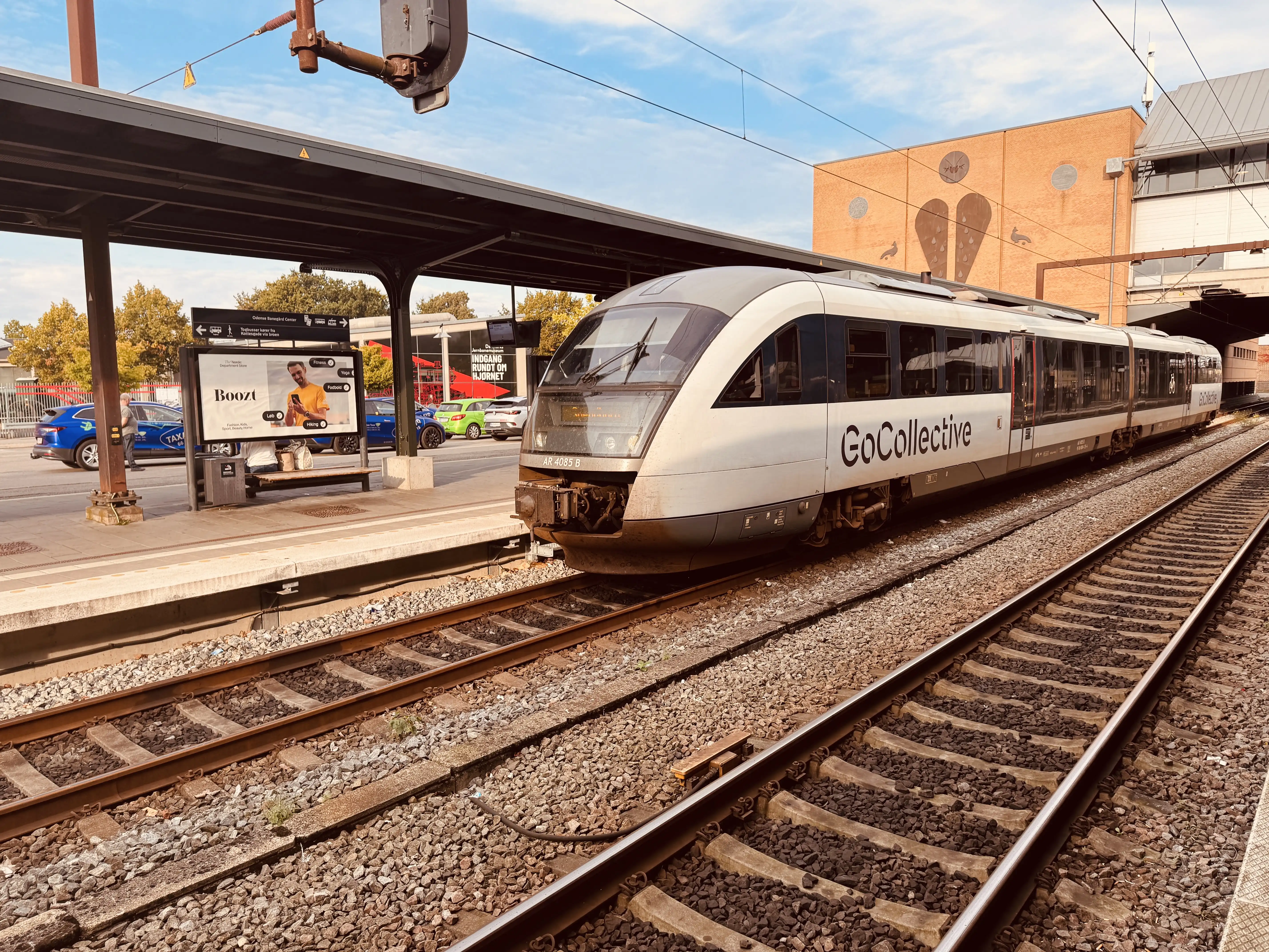 Billede af GoCollective AR 4085, tidligere DSB MQ 4125-4925 fotograferet ud for Odense Banegård Center. Billede af GoCollective AR 4085, tidligere DSB MQ 4125-4925 fotograferet ud for Odense Banegård Center.