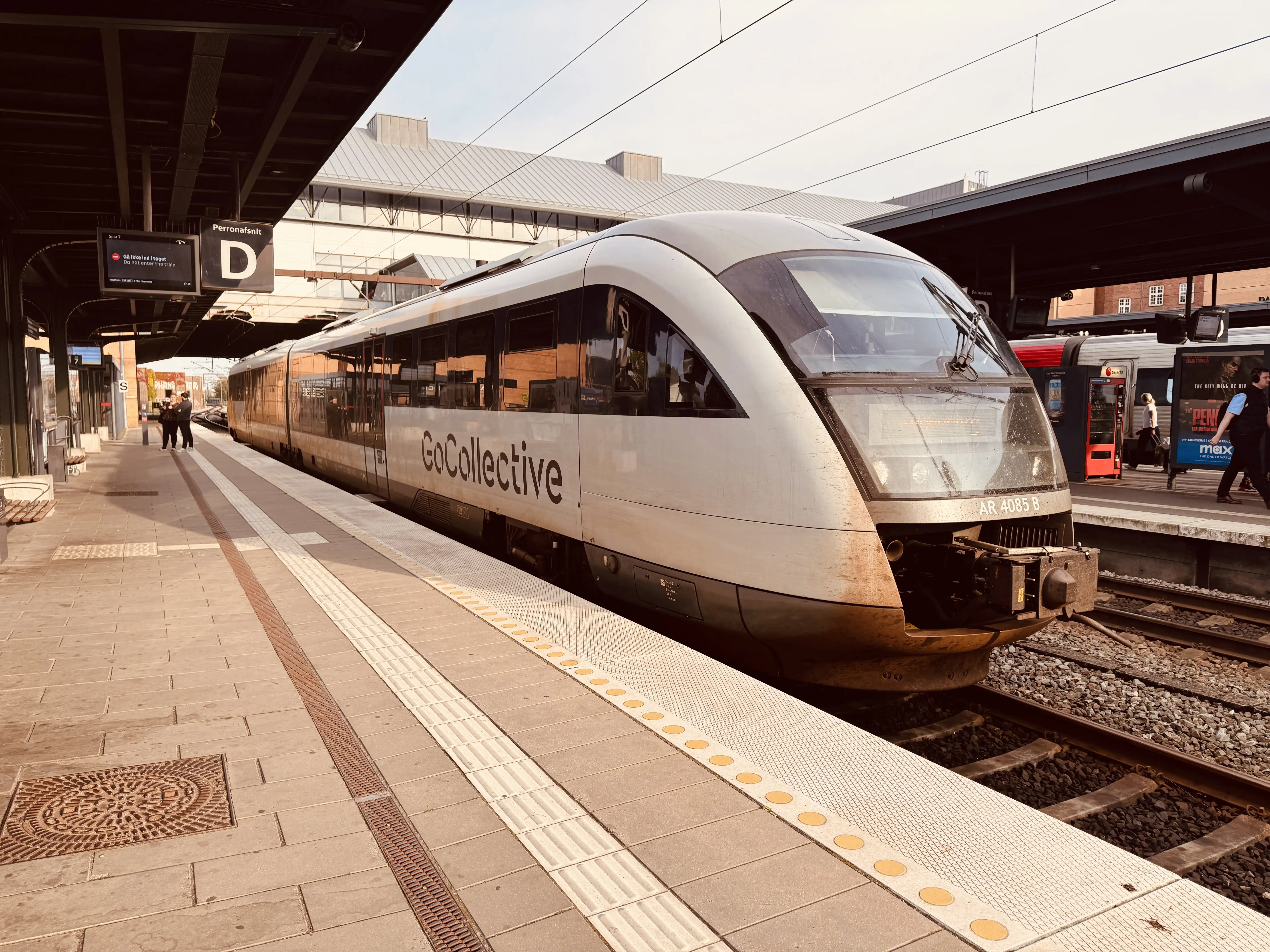 Billede af GoCollective AR 4085, tidligere DSB MQ 4125-4925 fotograferet ud for Odense Banegård Center. Billede af GoCollective AR 4085, tidligere DSB MQ 4125-4925 fotograferet ud for Odense Banegård Center.