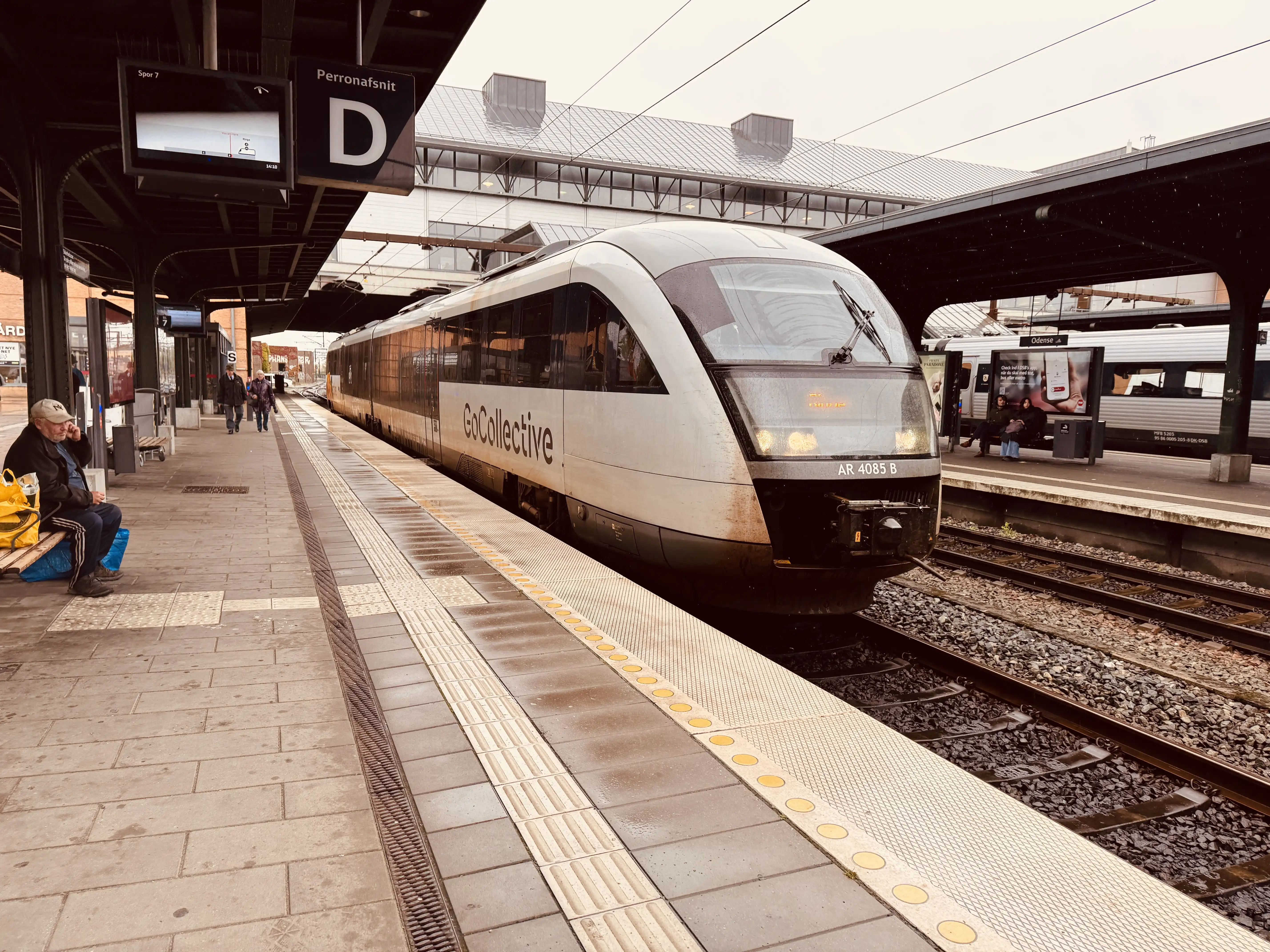 Billede af GoCollective AR 4085, tidligere DSB MQ 4125-4925 fotograferet ud for Odense Banegård Center. Billede af GoCollective AR 4085, tidligere DSB MQ 4125-4925 fotograferet ud for Odense Banegård Center.