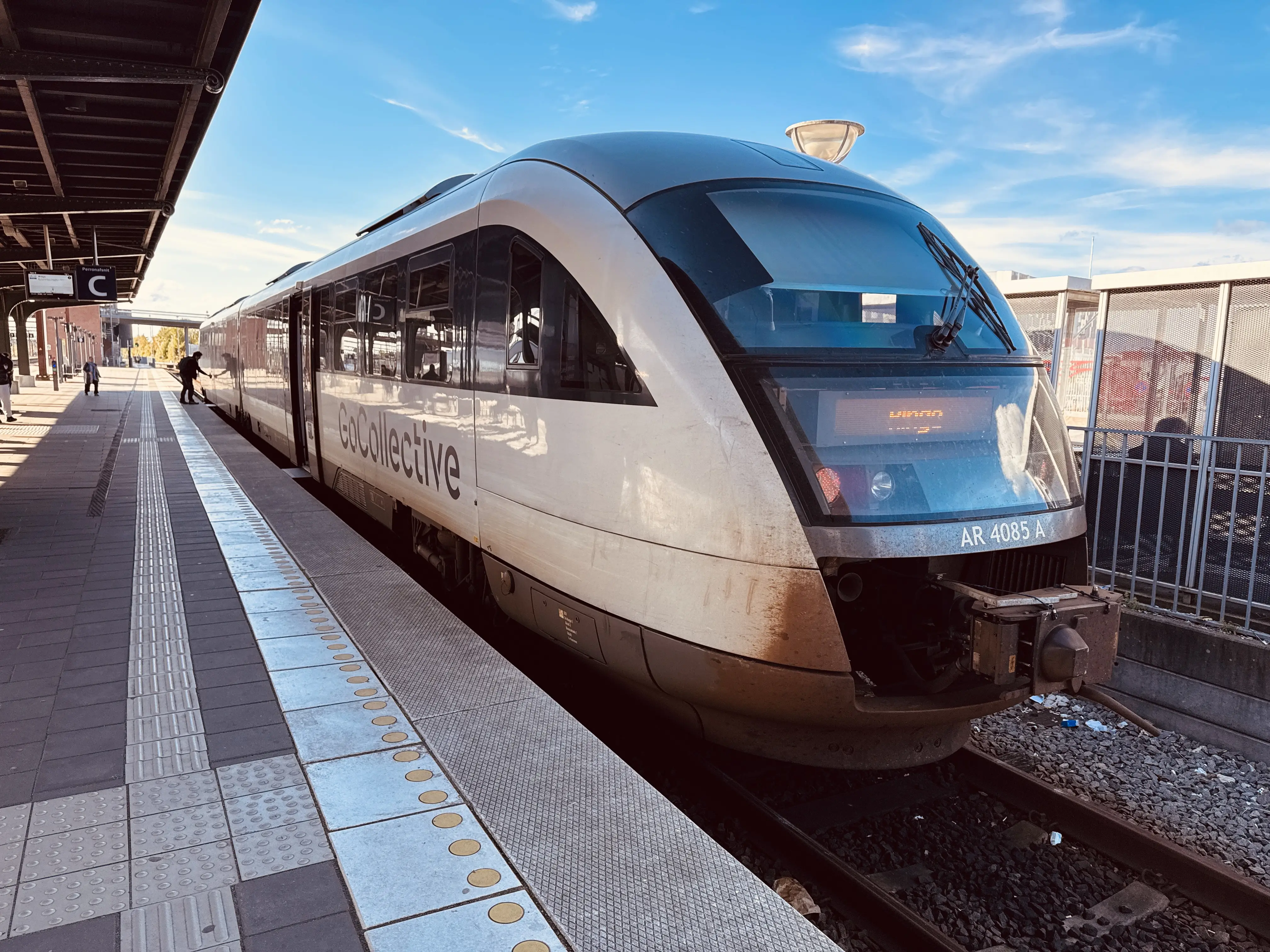 Billede af GoCollective AR 4085, tidligere DSB MQ 4125-4925 fotograferet ud for Odense Banegård Center. Billede af GoCollective AR 4085, tidligere DSB MQ 4125-4925 fotograferet ud for Odense Banegård Center.