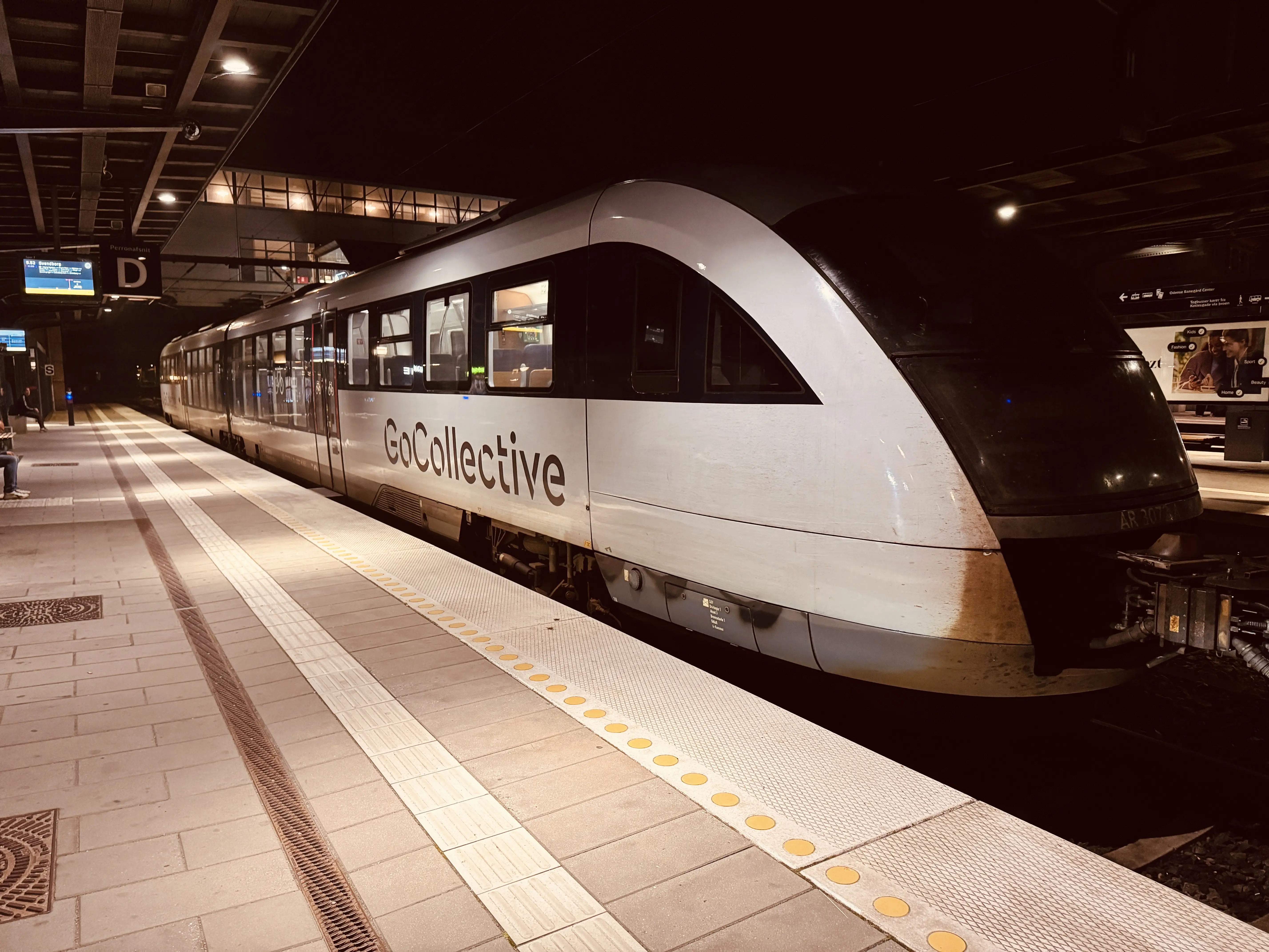 Billede af GoCollective AR 3072, tidligere DSB MQ 4122-4922 fotograferet ud for Odense Banegård Center. Billede af GoCollective AR 3072, tidligere DSB MQ 4122-4922 fotograferet ud for Odense Banegård Center.