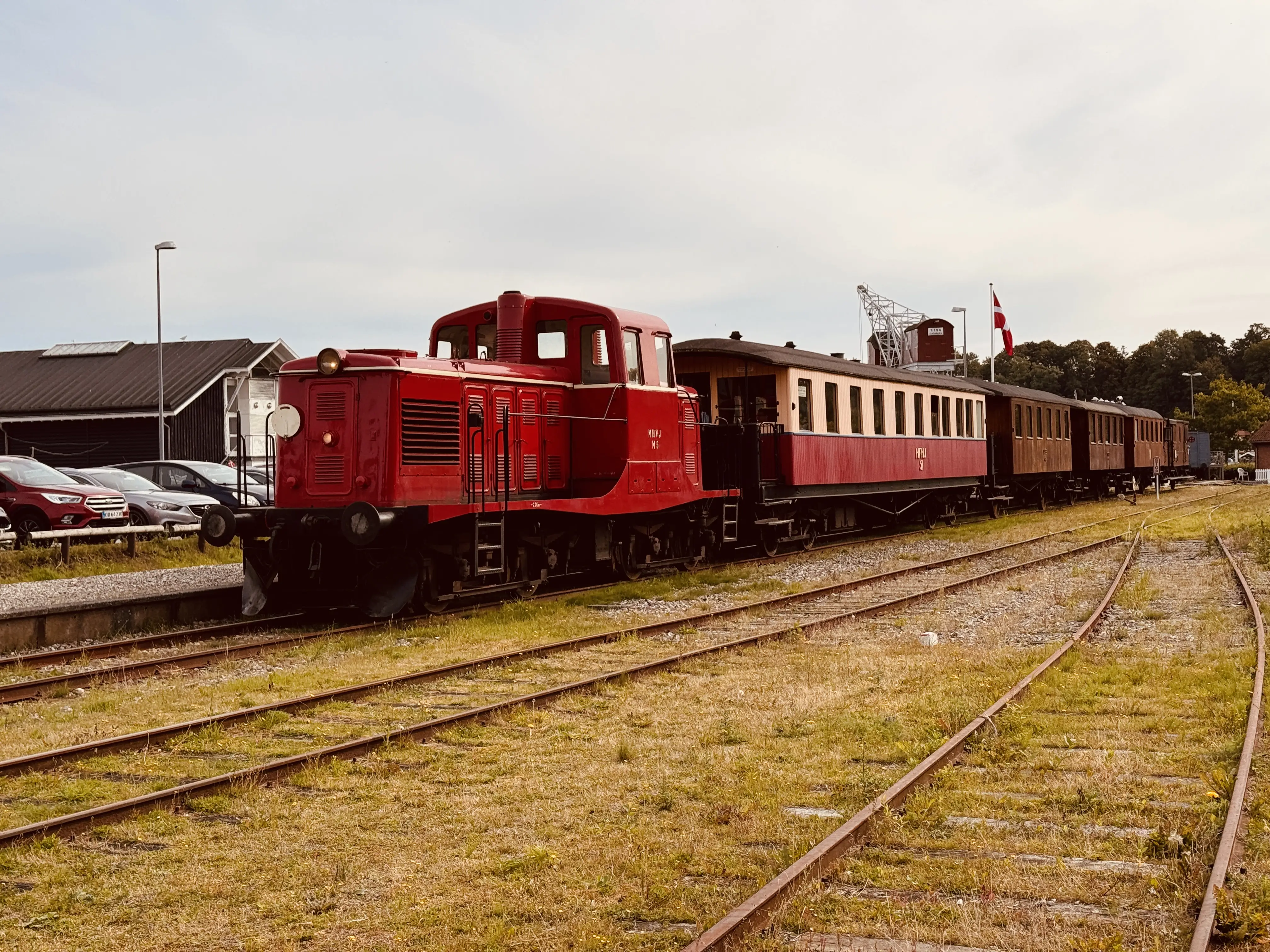Det historiske MHVJ M5 Diesellokomotiv afventer afgang fra Mariager Station. Det historiske MHVJ M5 Diesellokomotiv afventer afgang fra Mariager Station.