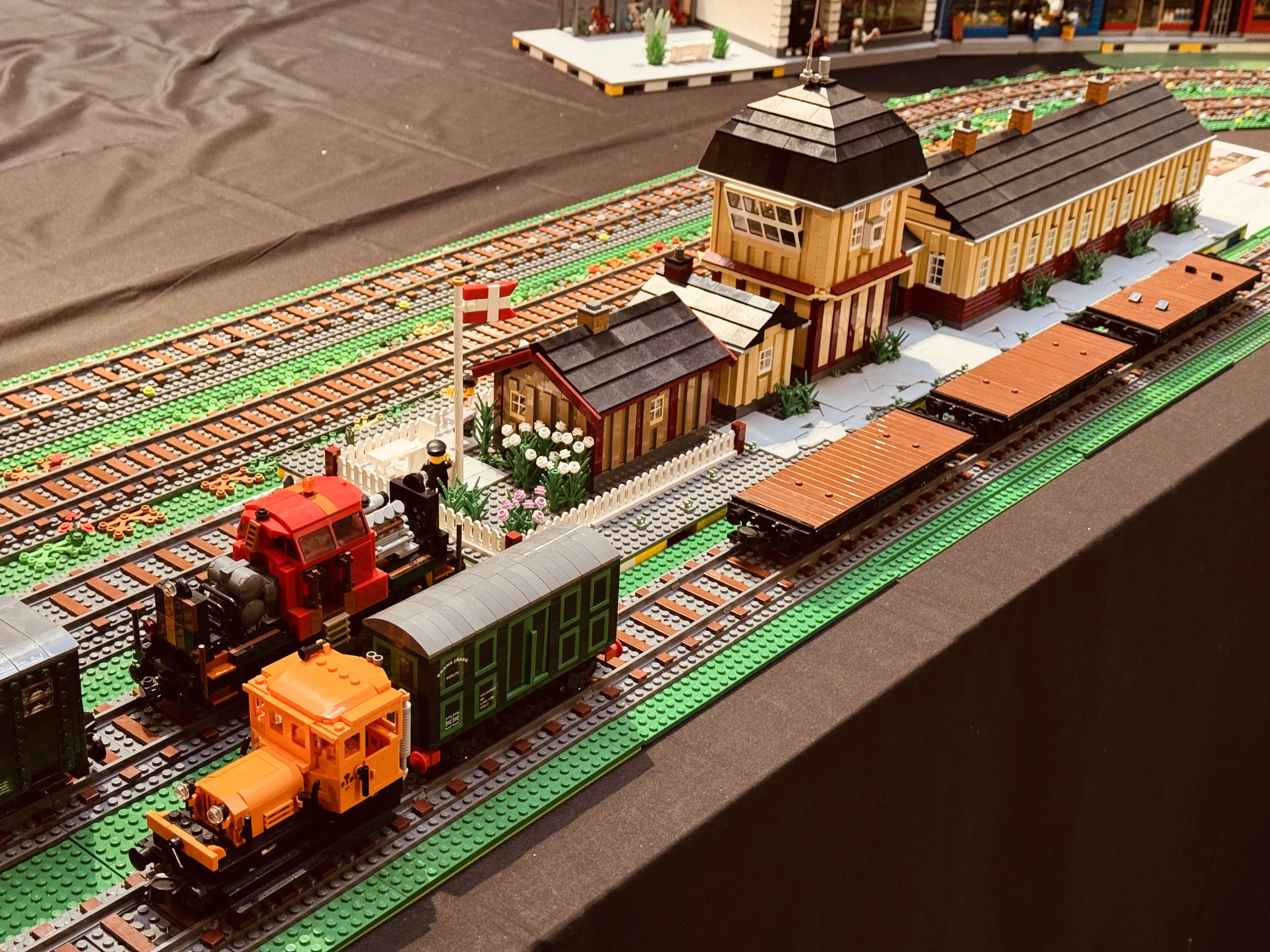 Endnu en scene fra Olsen Banden på Sporet, genskabt som nyfortolkning i LEGO. Endnu en scene fra Olsen Banden på Sporet, genskabt som nyfortolkning i LEGO.