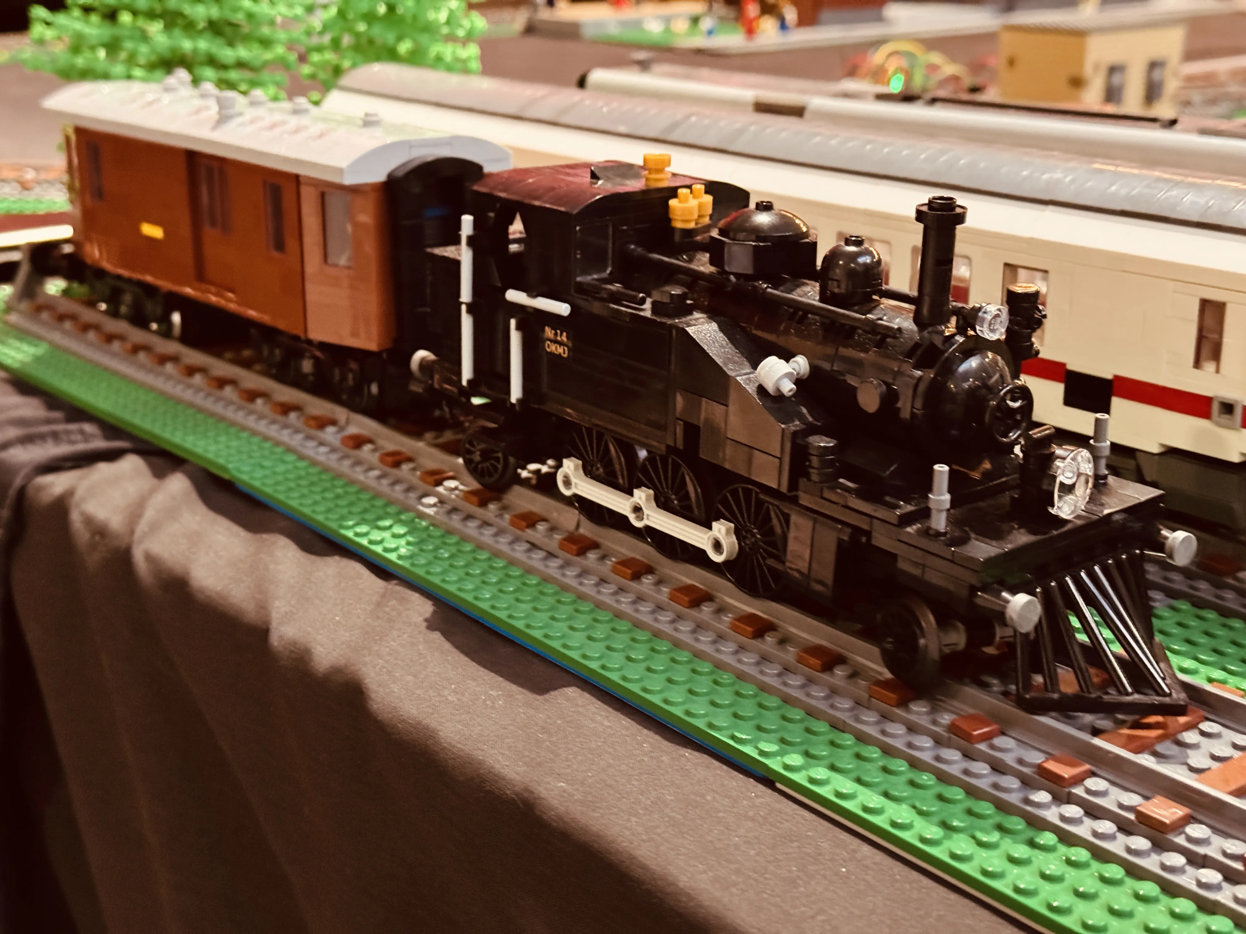 OKMJ Nr. 14 fra Odense-Kerteminde-Martofte Jernbane, var nu kommet hjem til sin gamle remise i Odense - dog kun i LEGO. OKMJ Nr. 14 fra Odense-Kerteminde-Martofte Jernbane, var nu kommet hjem til sin gamle remise i Odense - dog kun i LEGO.