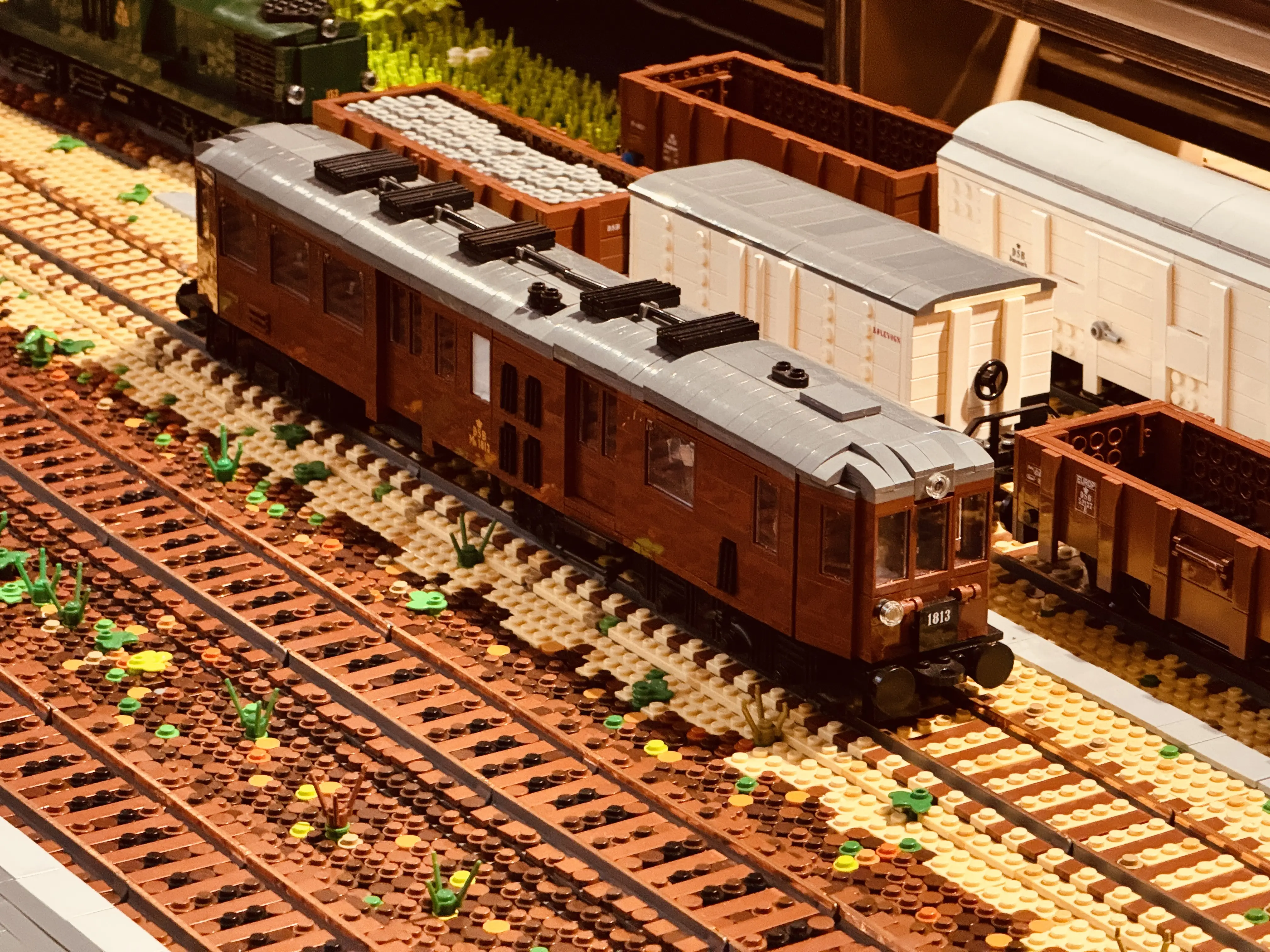 Et af de ikoniske danskproducerede MO motorvogne var også foreviget i LEGO, som motorvogn MO 1813. Et af de ikoniske danskproducerede MO motorvogne var også foreviget i LEGO, som motorvogn MO 1813.