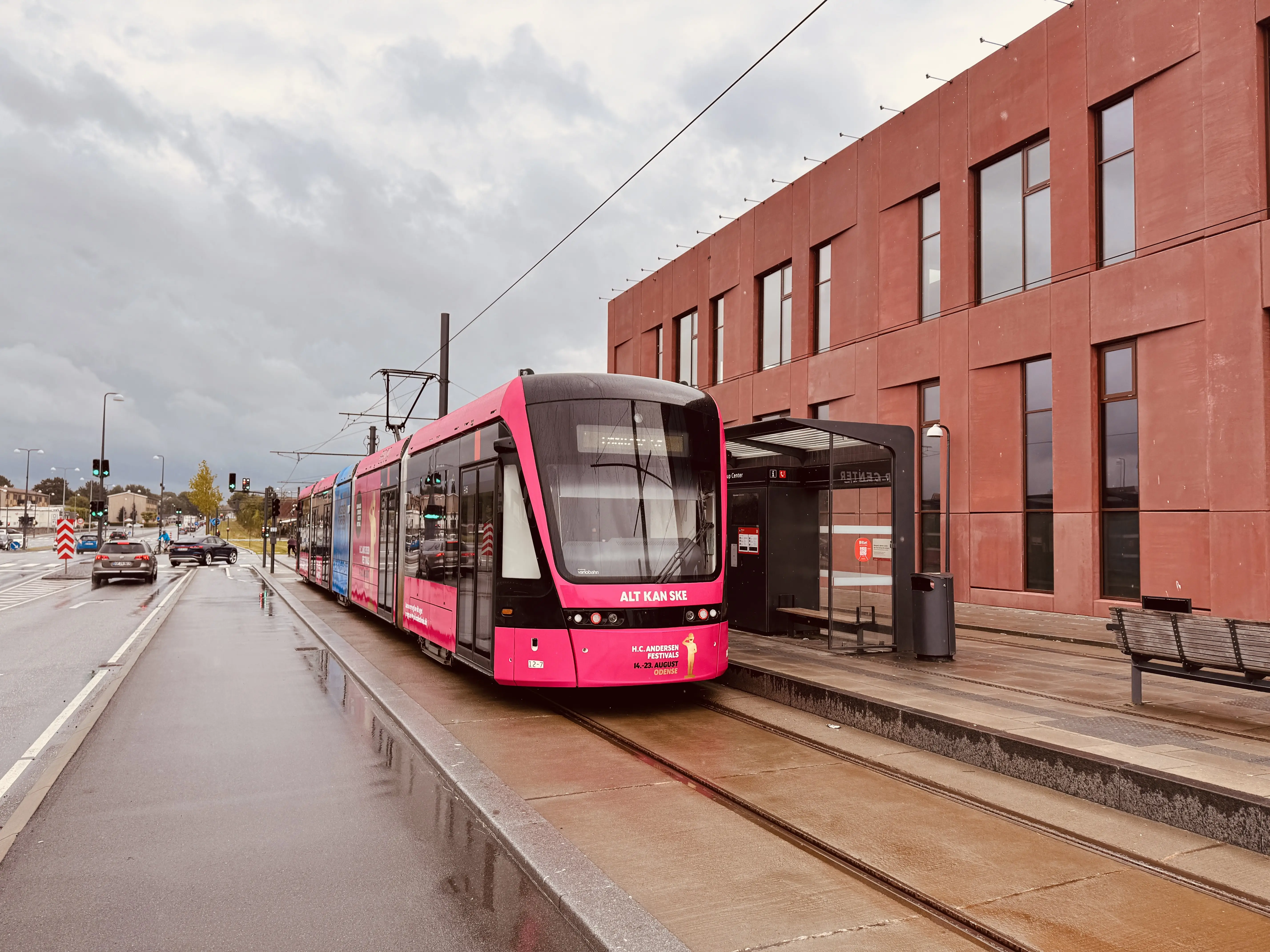 Billede af Odense Letbane togsæt 12 i HCA Festivalsforklædning fotograferet ud for Tarup Center Letbanestation. Billede af Odense Letbane togsæt 12 i HCA Festivalsforklædning fotograferet ud for Tarup Center Letbanestation.