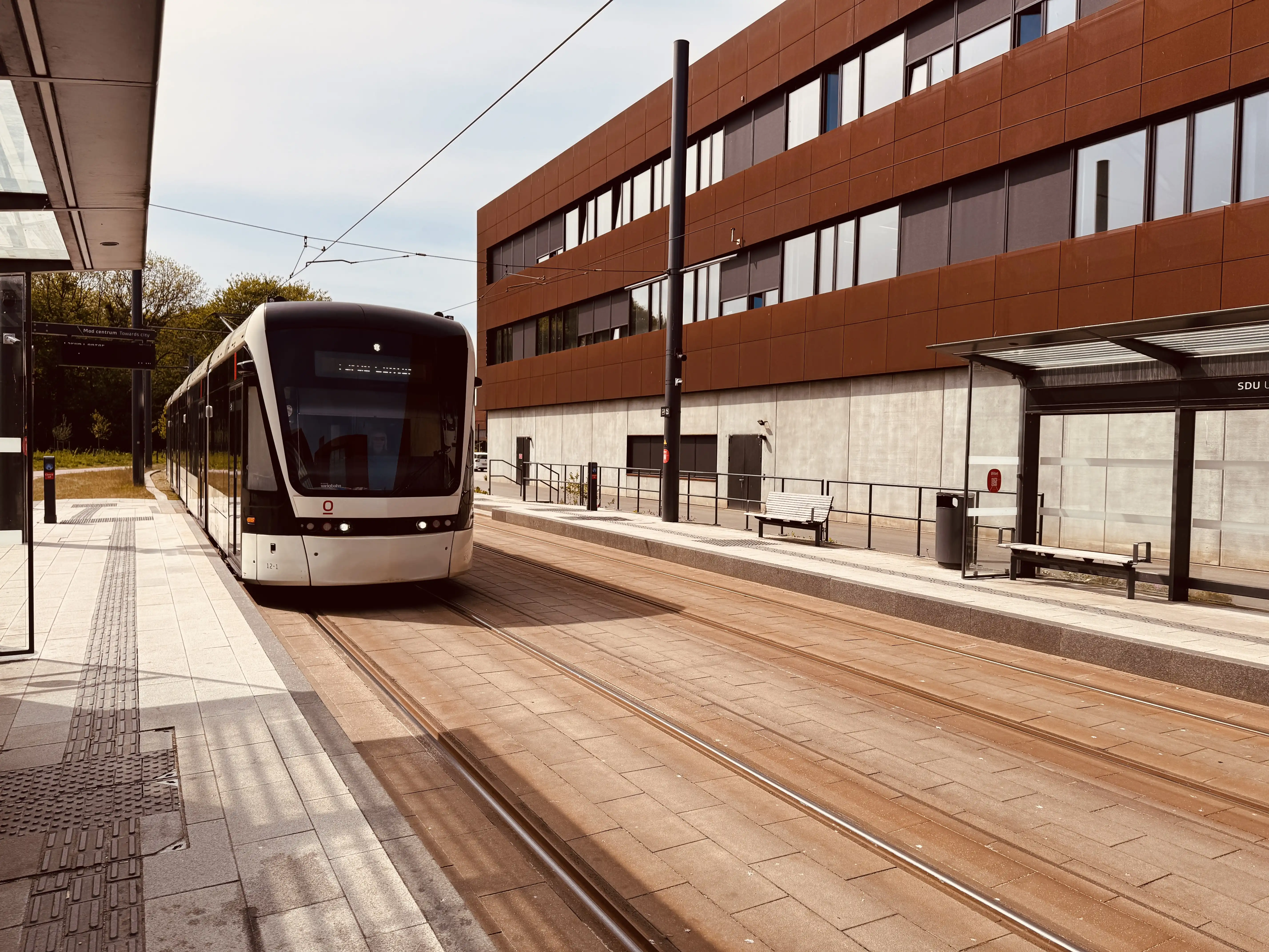 Billede af Odense Letbane togsæt 12 fotograferet ud for SDU Letbanestation.
