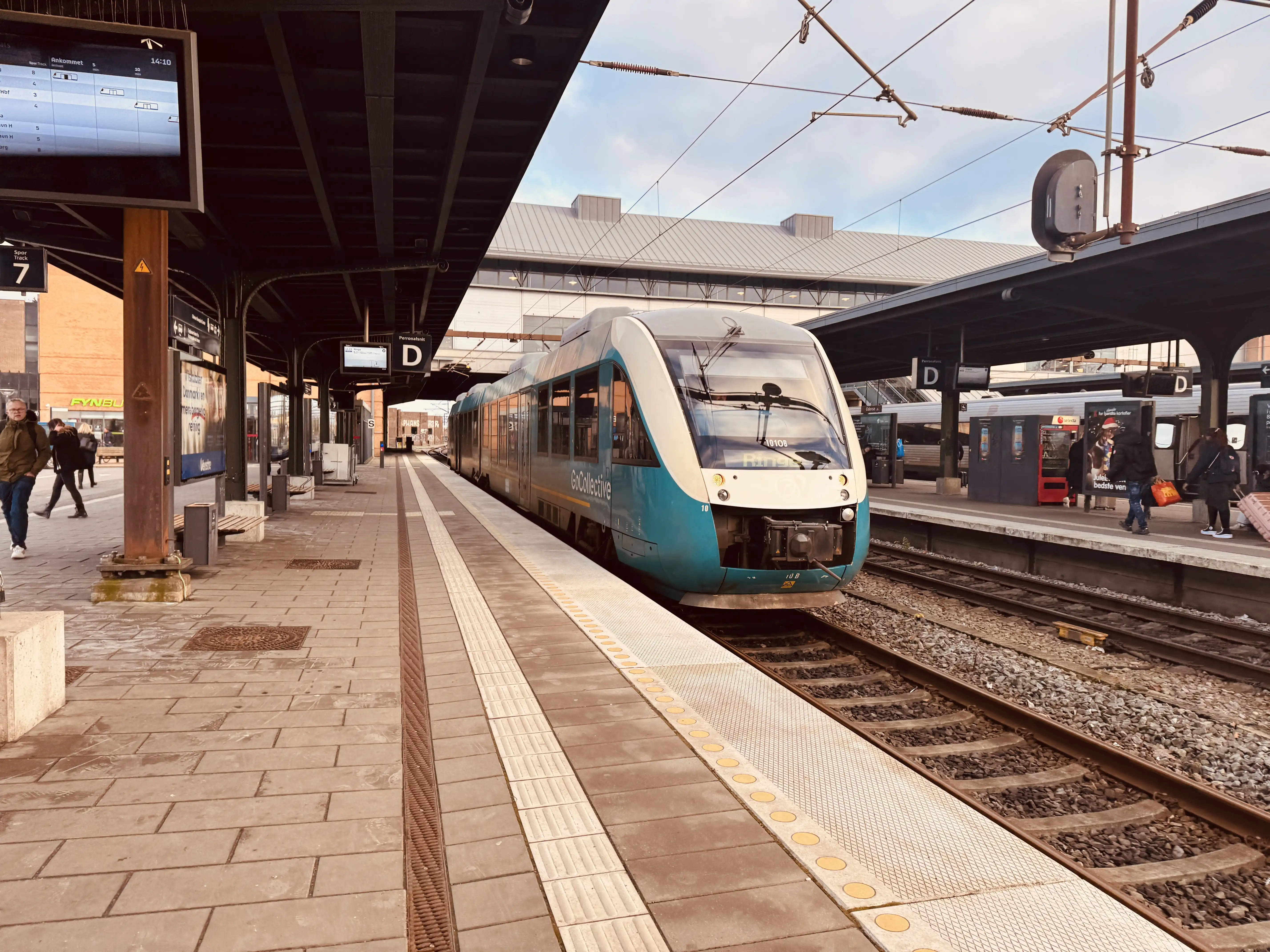 Billede af GoCollective AR 1010, tidligere ARRIVA AR 1010 fotograferet ud for Odense Banegård Center.