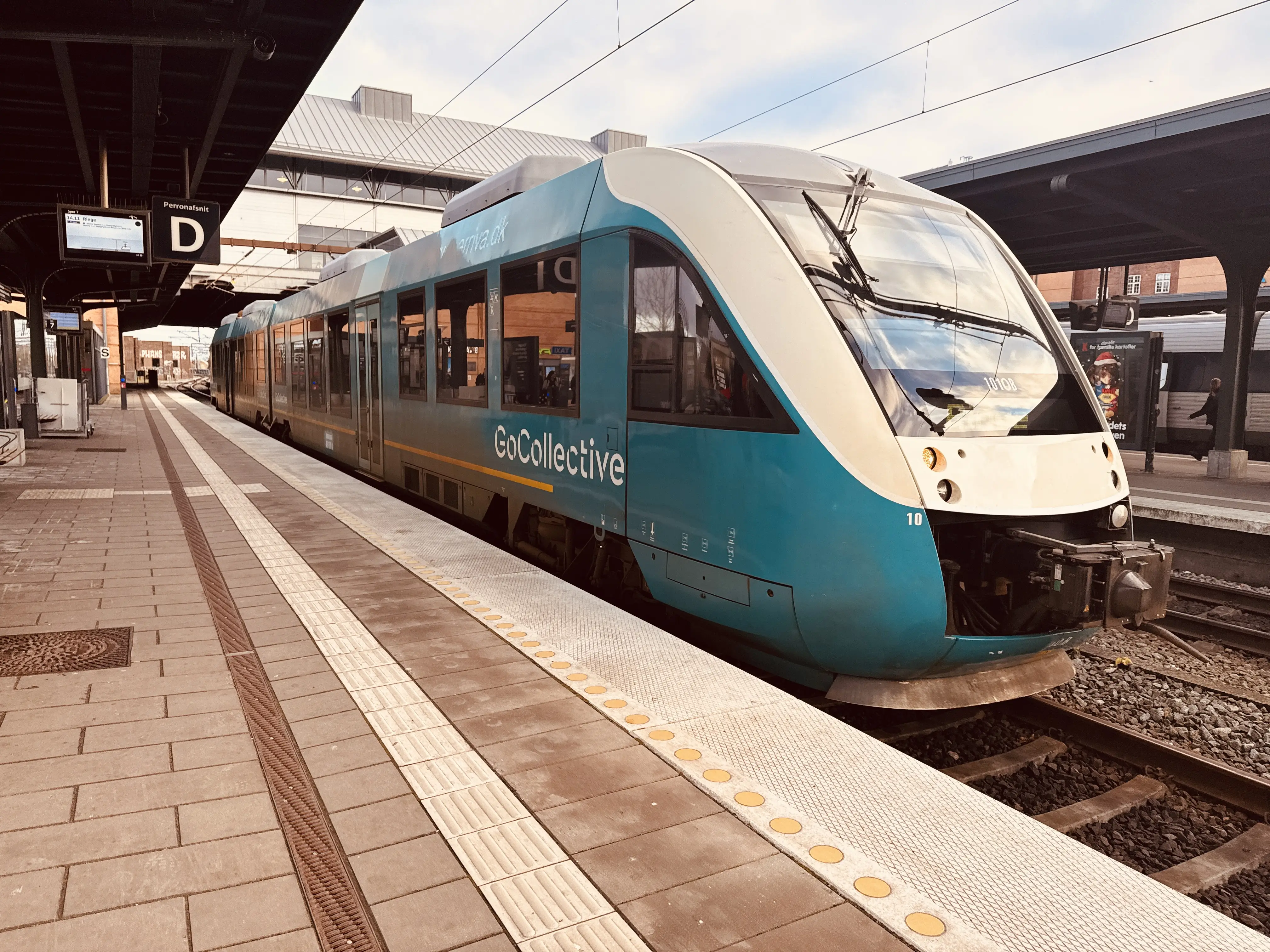 Billede af GoCollective AR 1010, tidligere ARRIVA AR 1010 fotograferet ud for Odense Banegård Center.