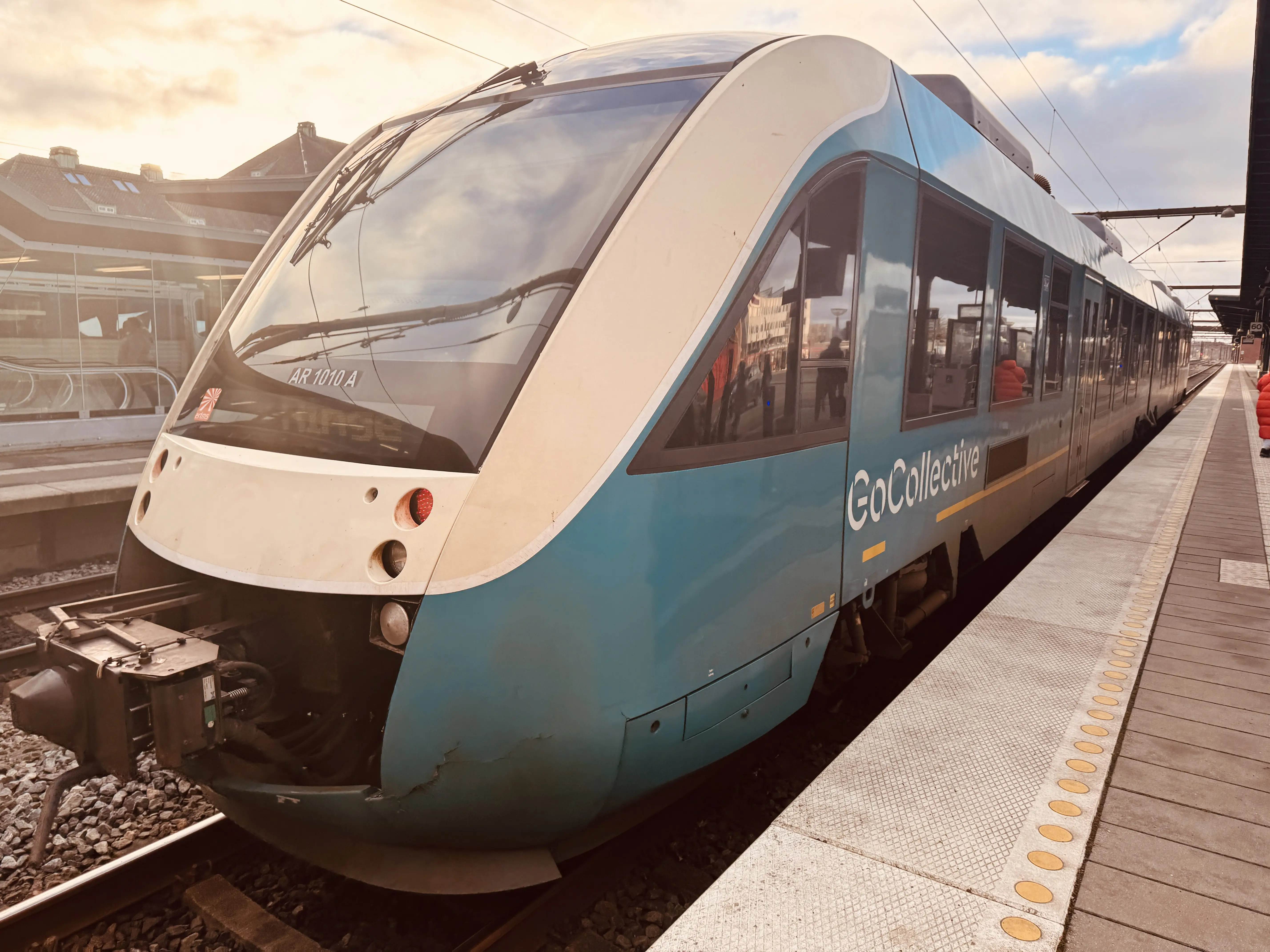 Billede af GoCollective AR 1010, tidligere ARRIVA AR 1010 fotograferet ud for Odense Banegård Center.