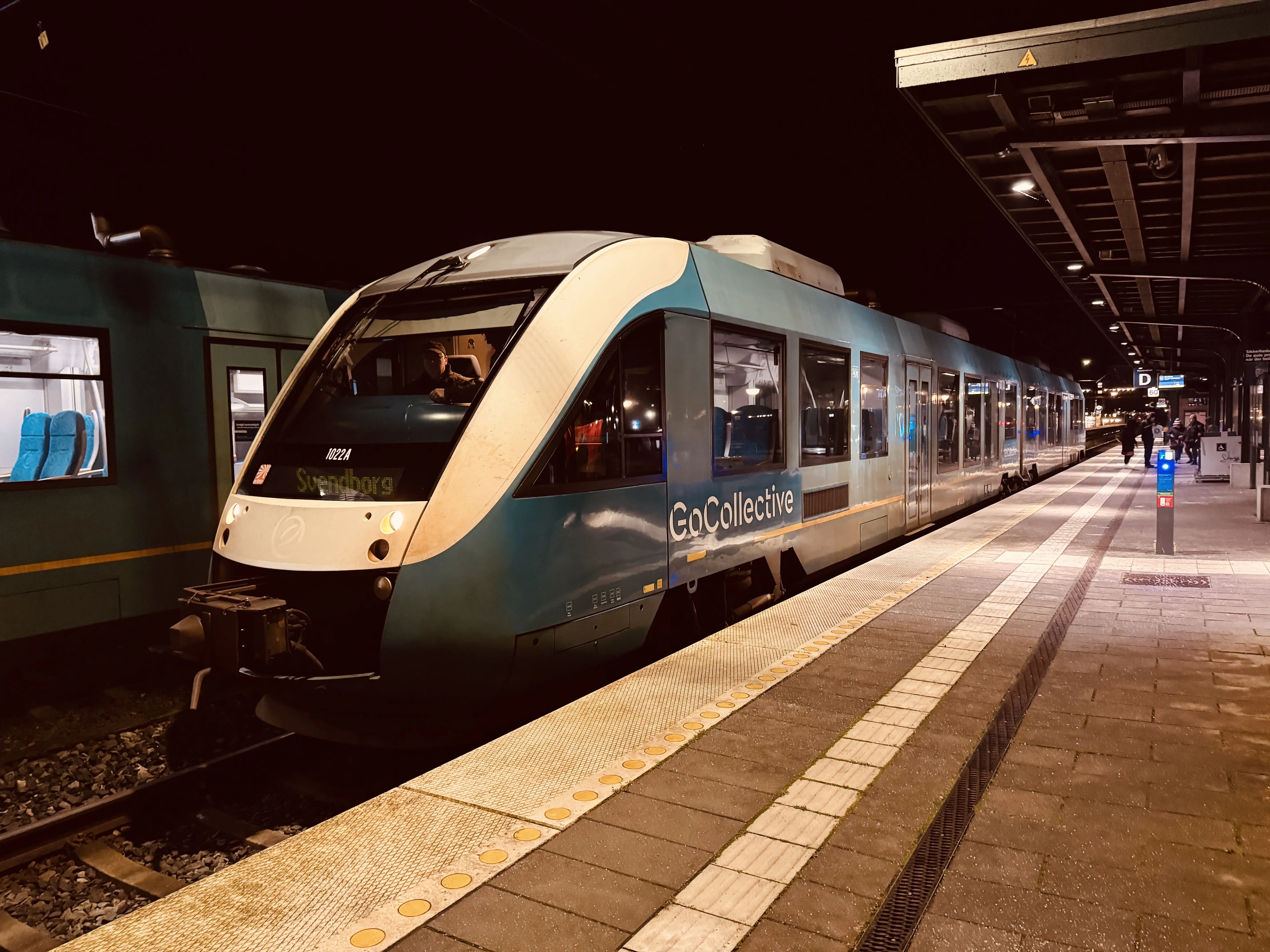 Billede af GoCollective AR 1022, tidligere ARRIVA AR 1022 fotograferet ud for Odense Banegård Center. Billede af GoCollective AR 1022, tidligere ARRIVA AR 1022 fotograferet ud for Odense Banegård Center.