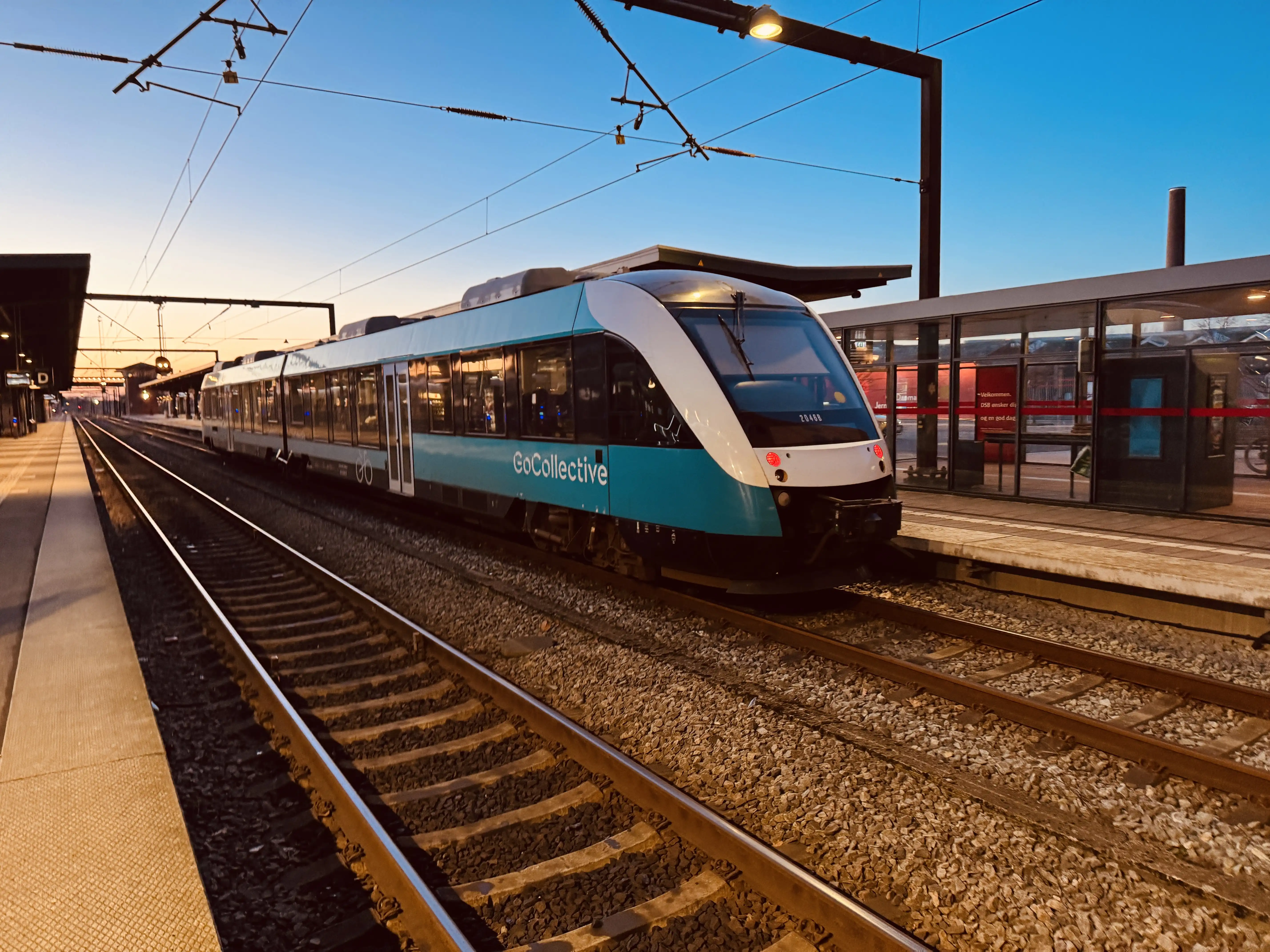 Billede af GoCollective AR 2046, tidligere ARRIVA AR 2046 fotograferet ud for Odense Banegård Center. Billede af GoCollective AR 2046, tidligere ARRIVA AR 2046 fotograferet ud for Odense Banegård Center.