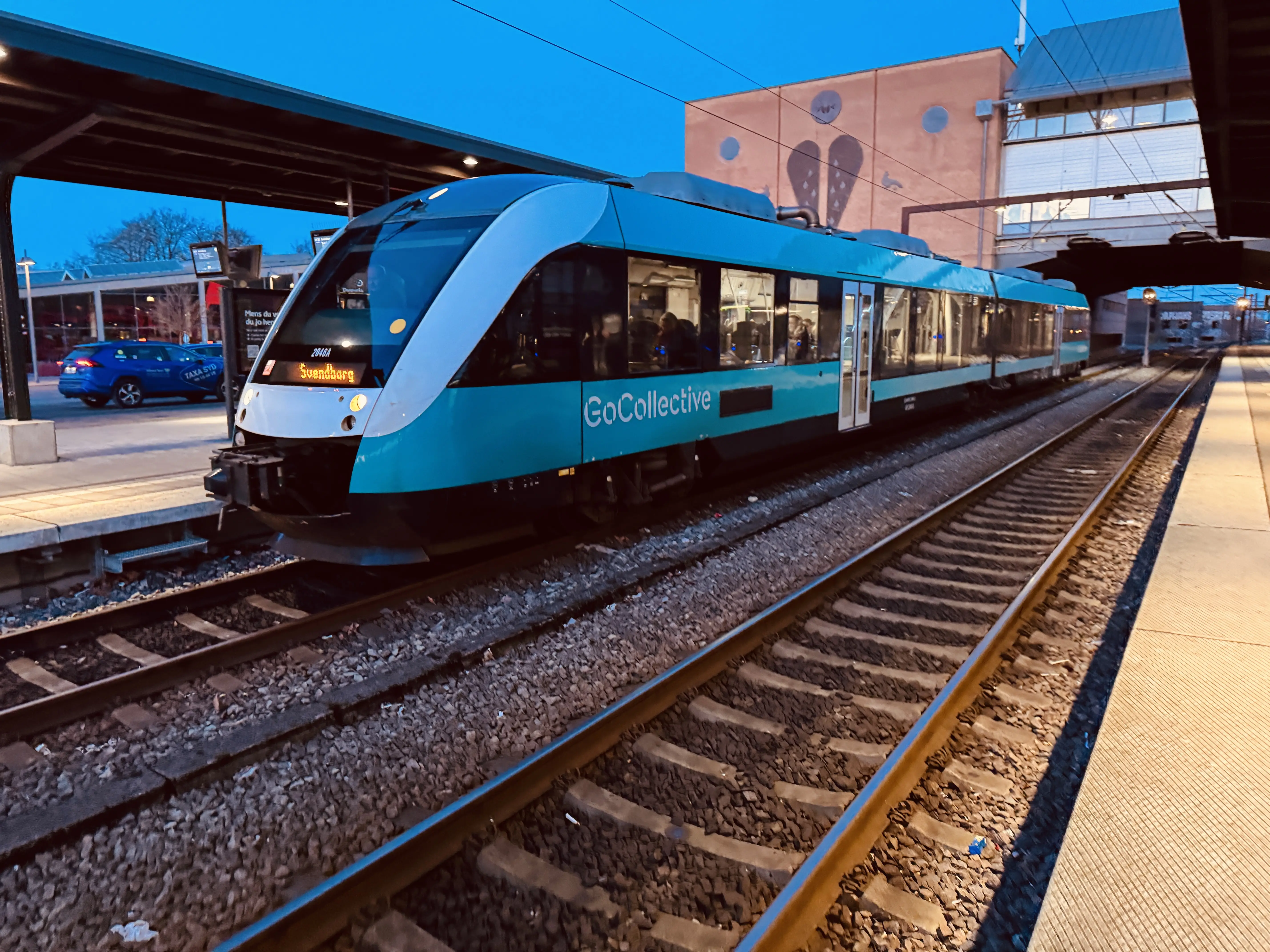 Billede af GoCollective AR 2046, tidligere ARRIVA AR 2046 fotograferet ud for Odense Banegård Center. Billede af GoCollective AR 2046, tidligere ARRIVA AR 2046 fotograferet ud for Odense Banegård Center.