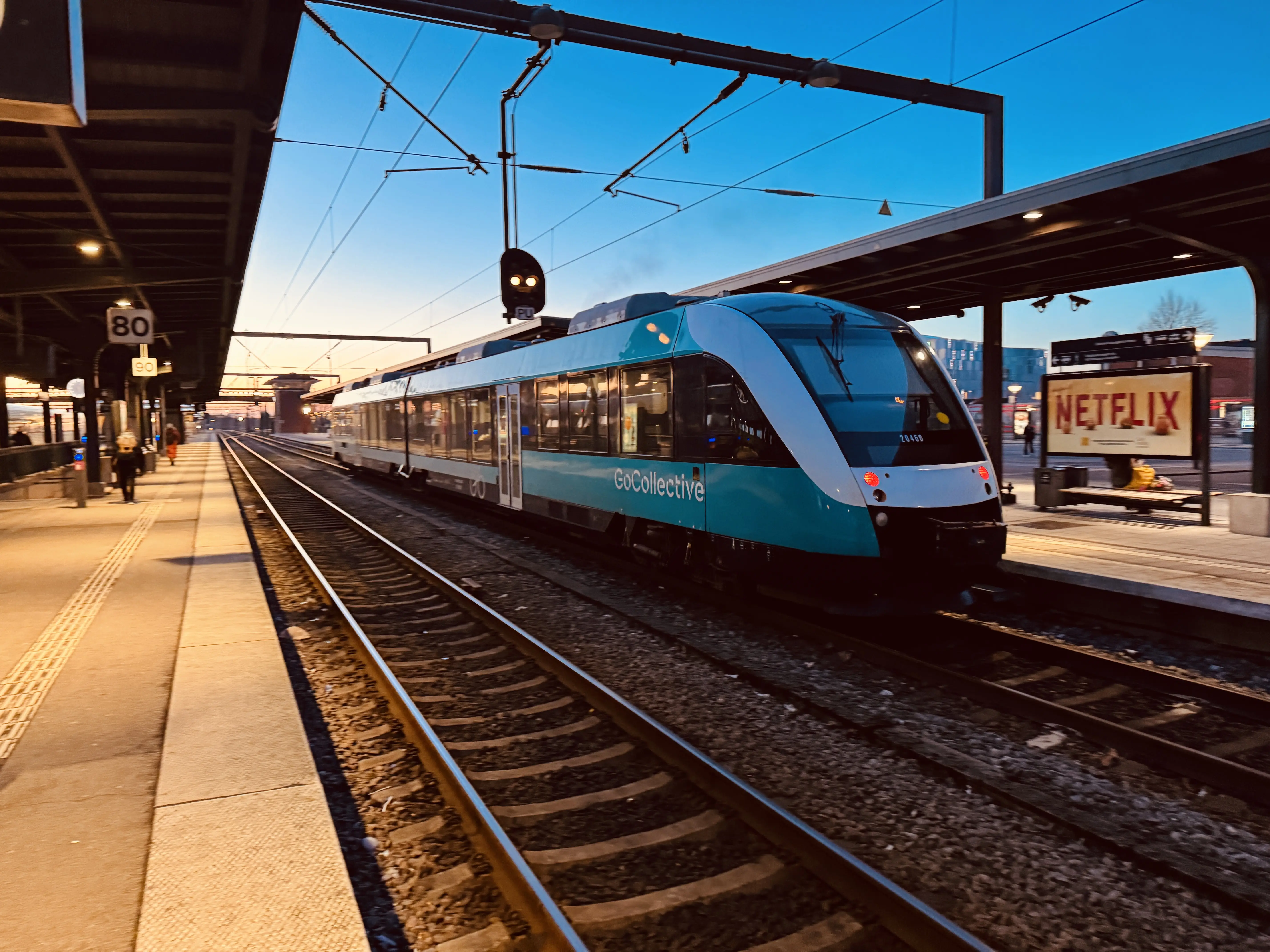 Billede af GoCollective AR 2046, tidligere ARRIVA AR 2046 fotograferet ud for Odense Banegård Center. Billede af GoCollective AR 2046, tidligere ARRIVA AR 2046 fotograferet ud for Odense Banegård Center.