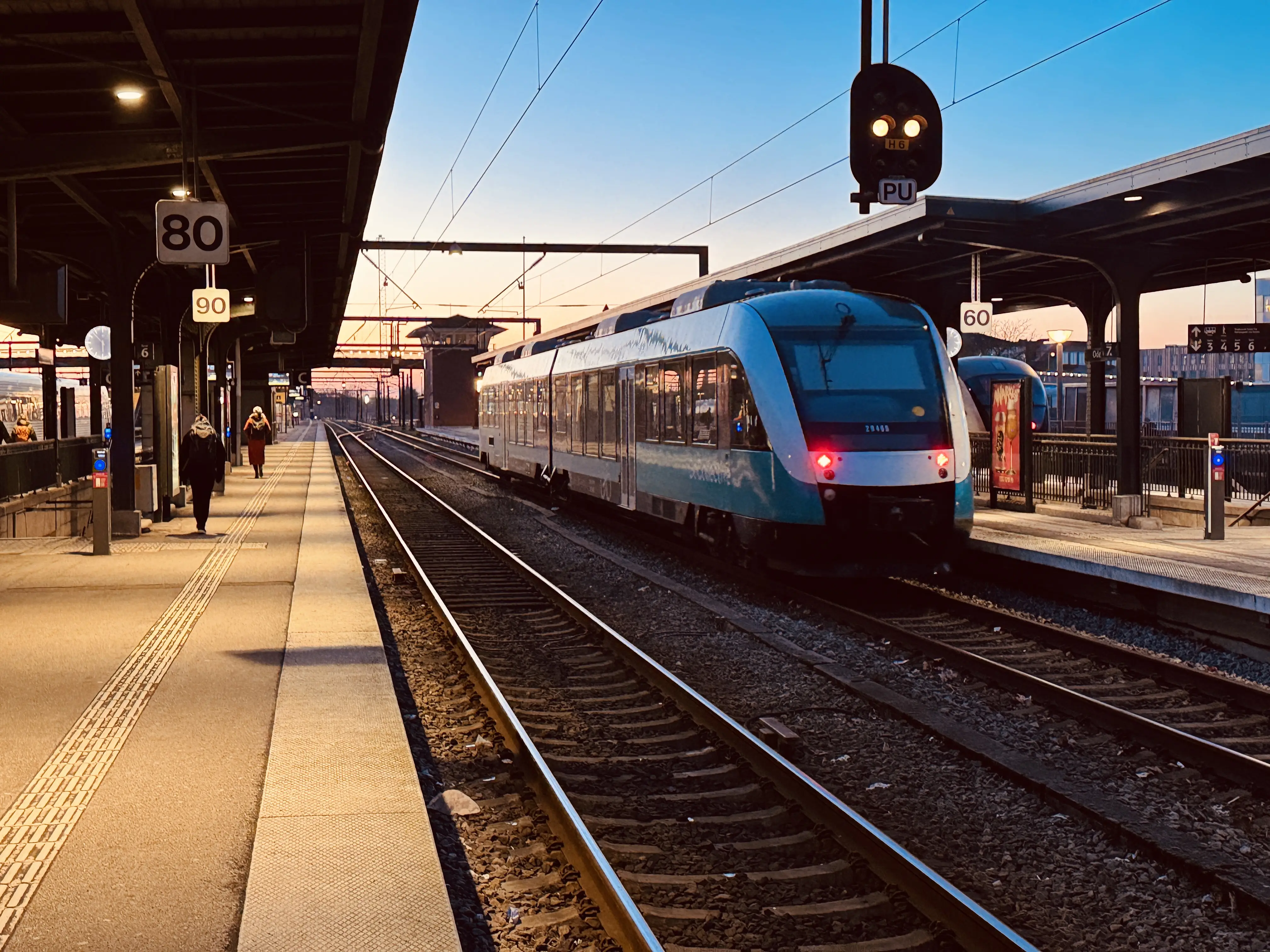 Billede af GoCollective AR 2046, tidligere ARRIVA AR 2046 fotograferet ud for Odense Banegård Center. Billede af GoCollective AR 2046, tidligere ARRIVA AR 2046 fotograferet ud for Odense Banegård Center.