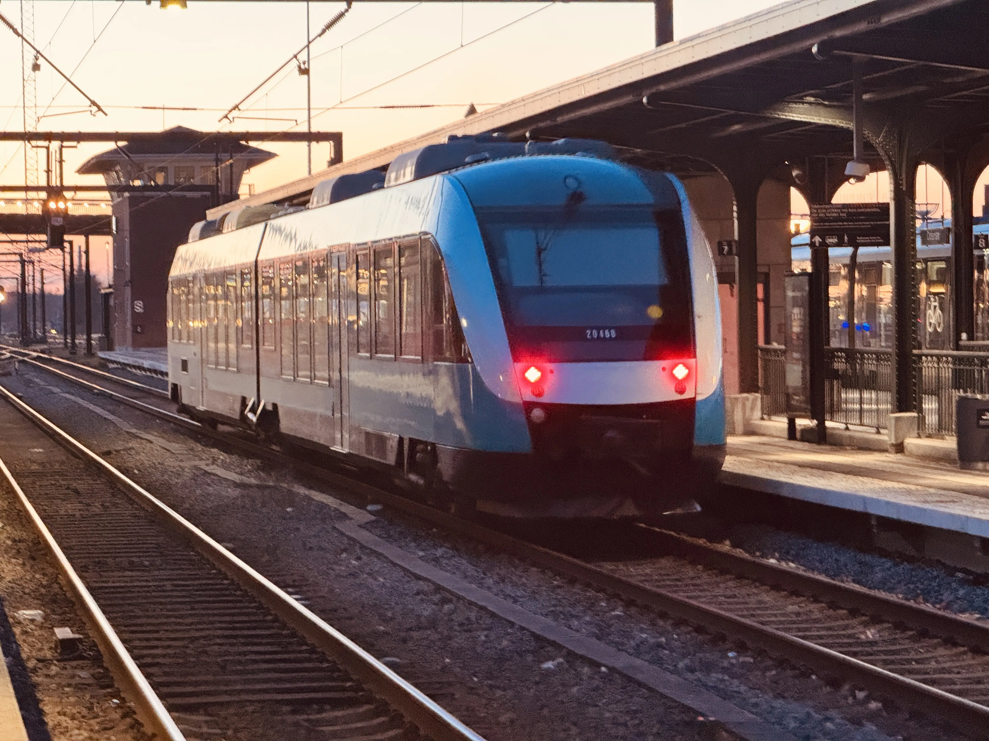 Billede af GoCollective AR 2046, tidligere ARRIVA AR 2046 fotograferet ud for Odense Banegård Center. Billede af GoCollective AR 2046, tidligere ARRIVA AR 2046 fotograferet ud for Odense Banegård Center.