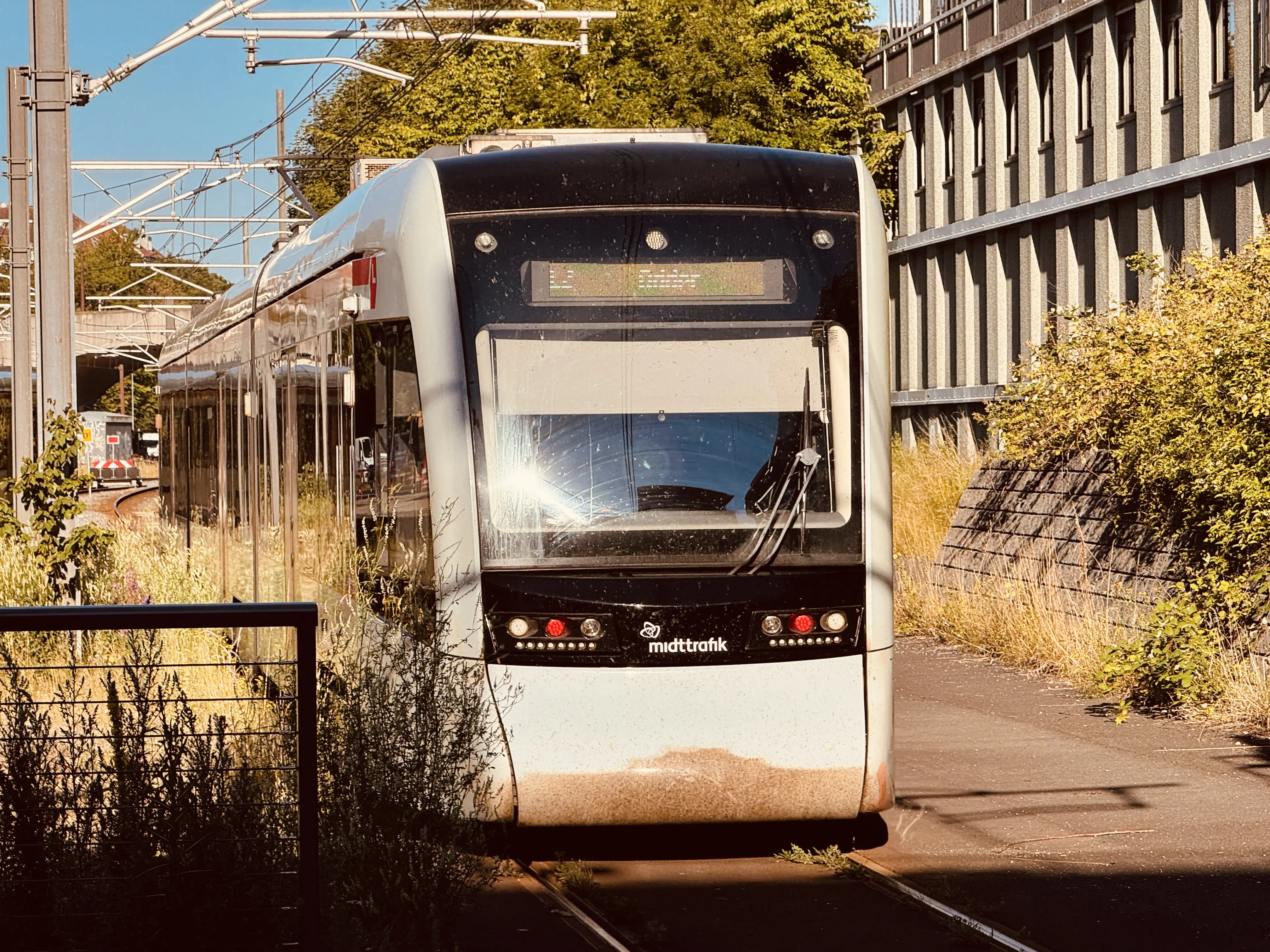 Billede af Aarhus Letbane togsæt 2112 fotograferet ud for Aarhus Hovedbanegård. Billede af Aarhus Letbane togsæt 2112 fotograferet ud for Aarhus Hovedbanegård.