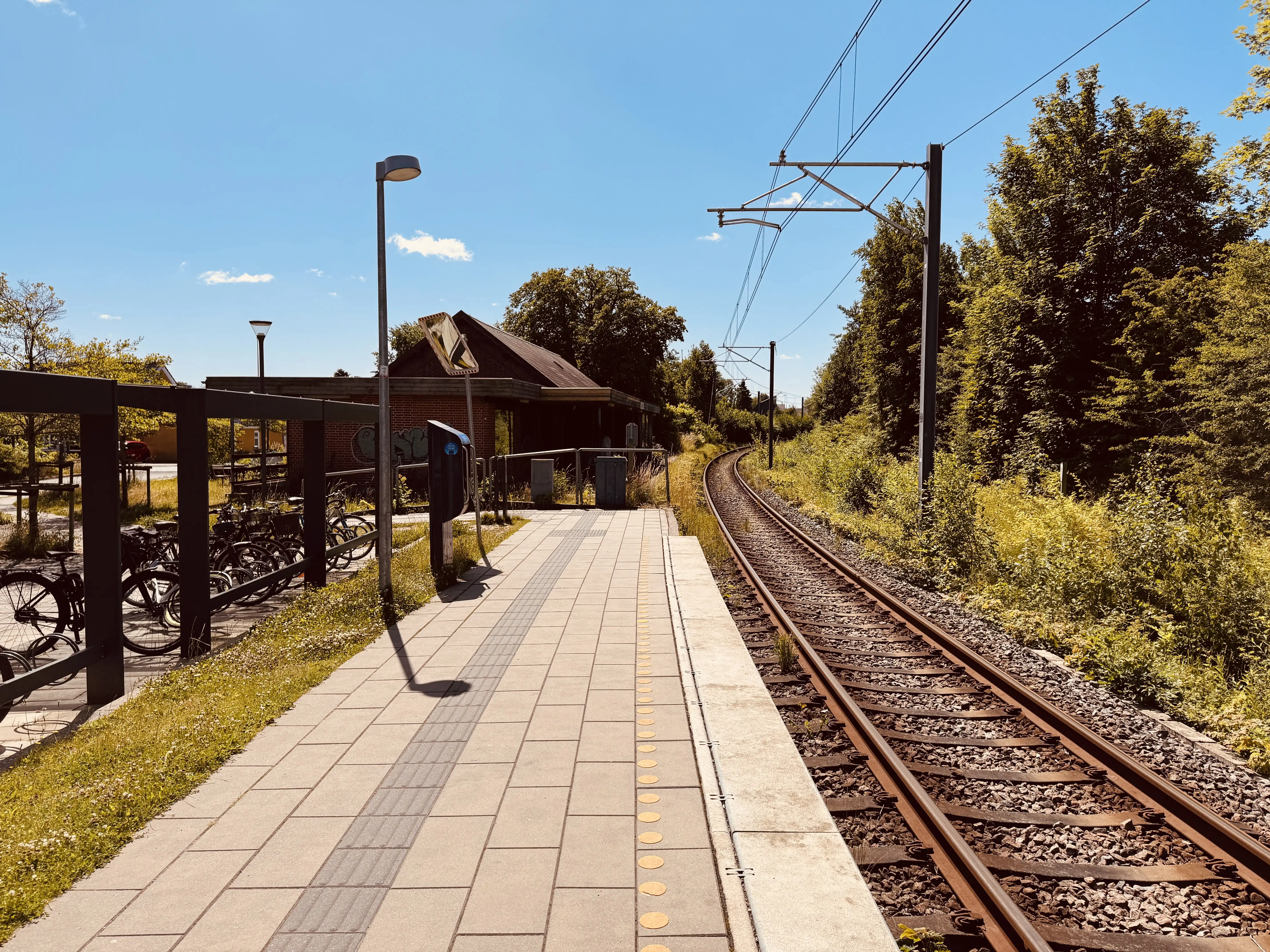 Billede af Beder Trinbræt, hvor det oprindelige trinbræt lå for enden af perronen ud for stationsbygningen.