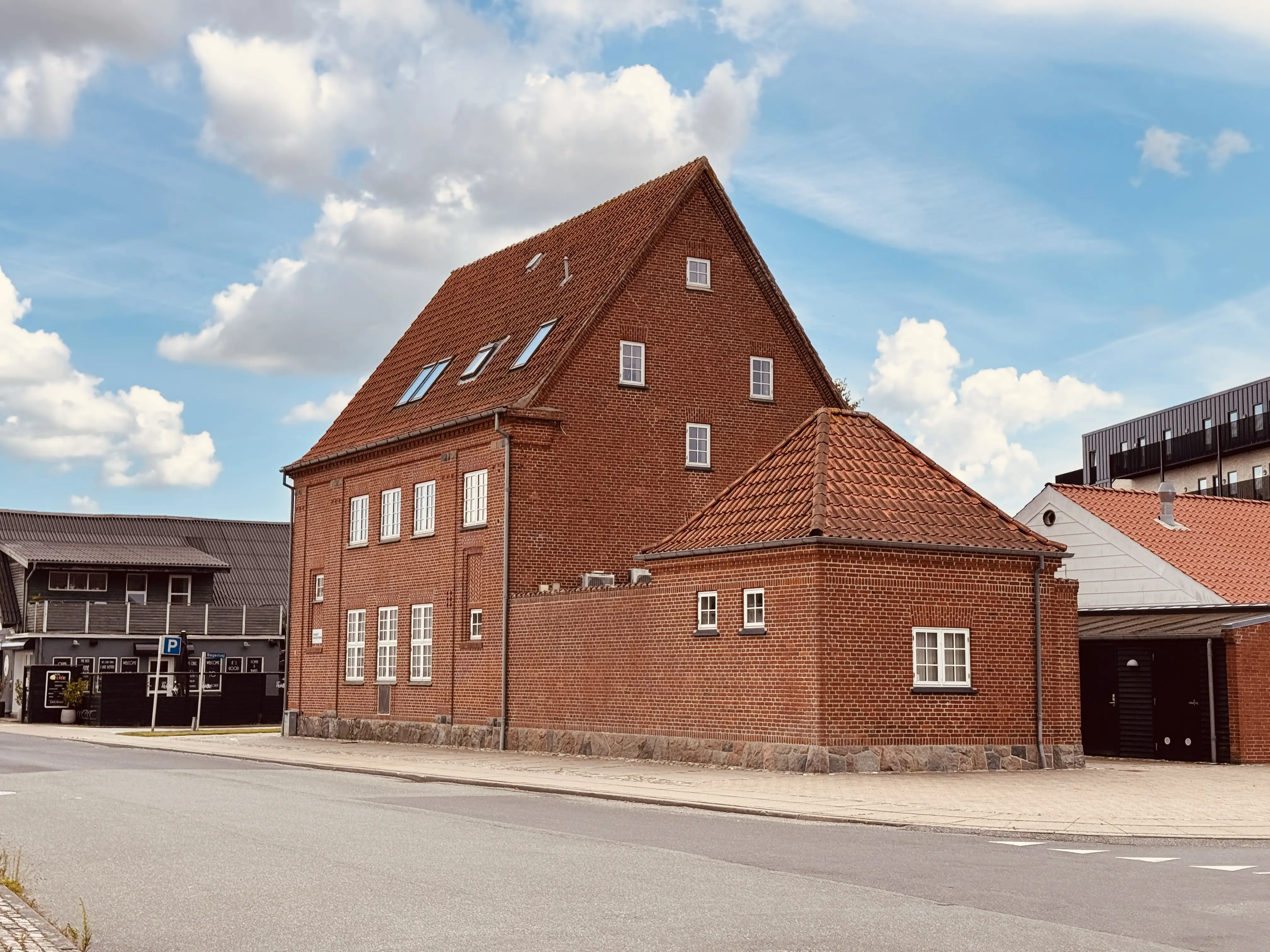 Billede af det gamle posthus ved Aabybro Station. Billede af det gamle posthus ved Aabybro Station.