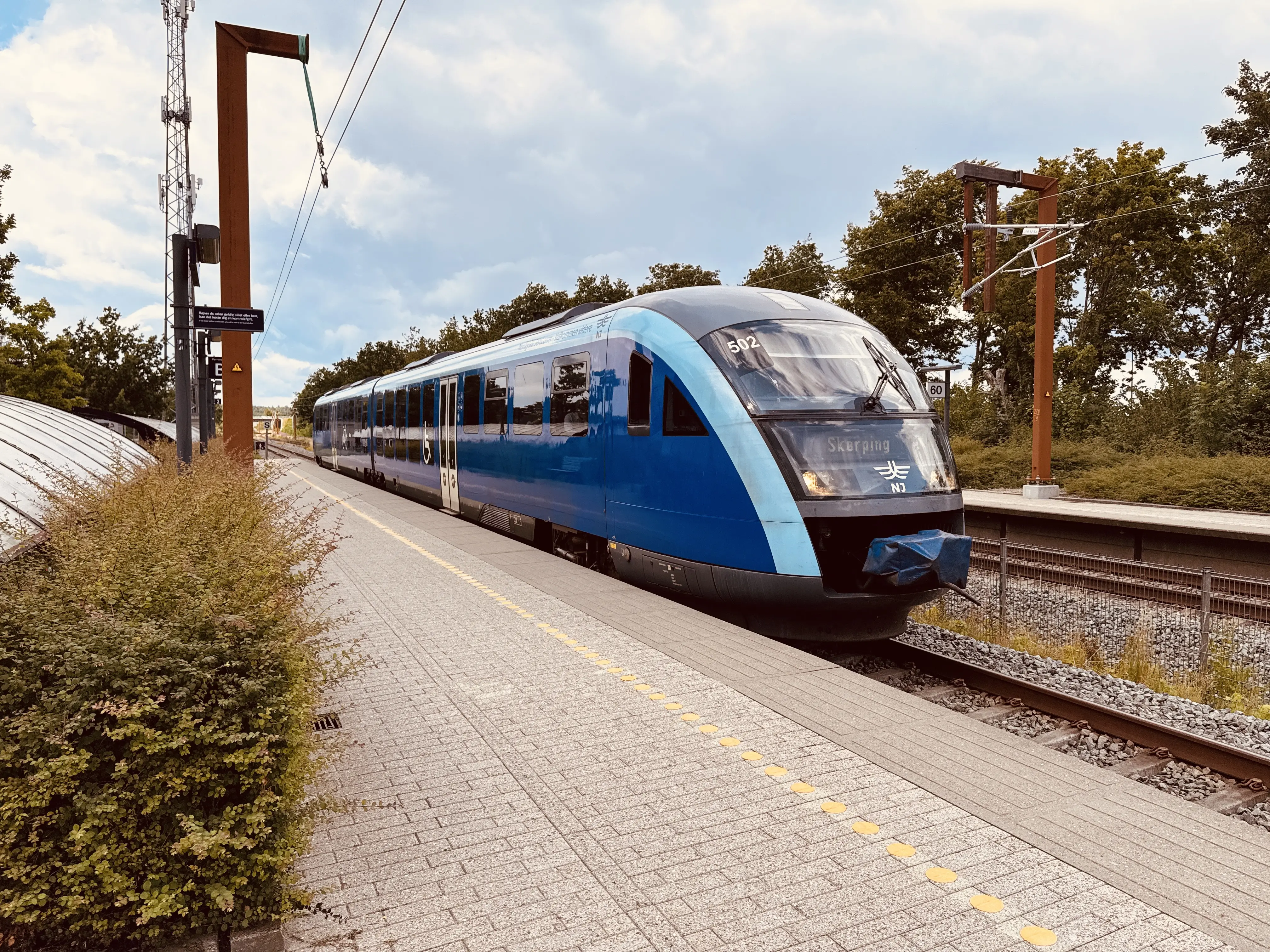 Billede af NJJ DM 502 fotograferet ud for Støvring Trinbræt. Billede af NJJ DM 502 fotograferet ud for Støvring Trinbræt.