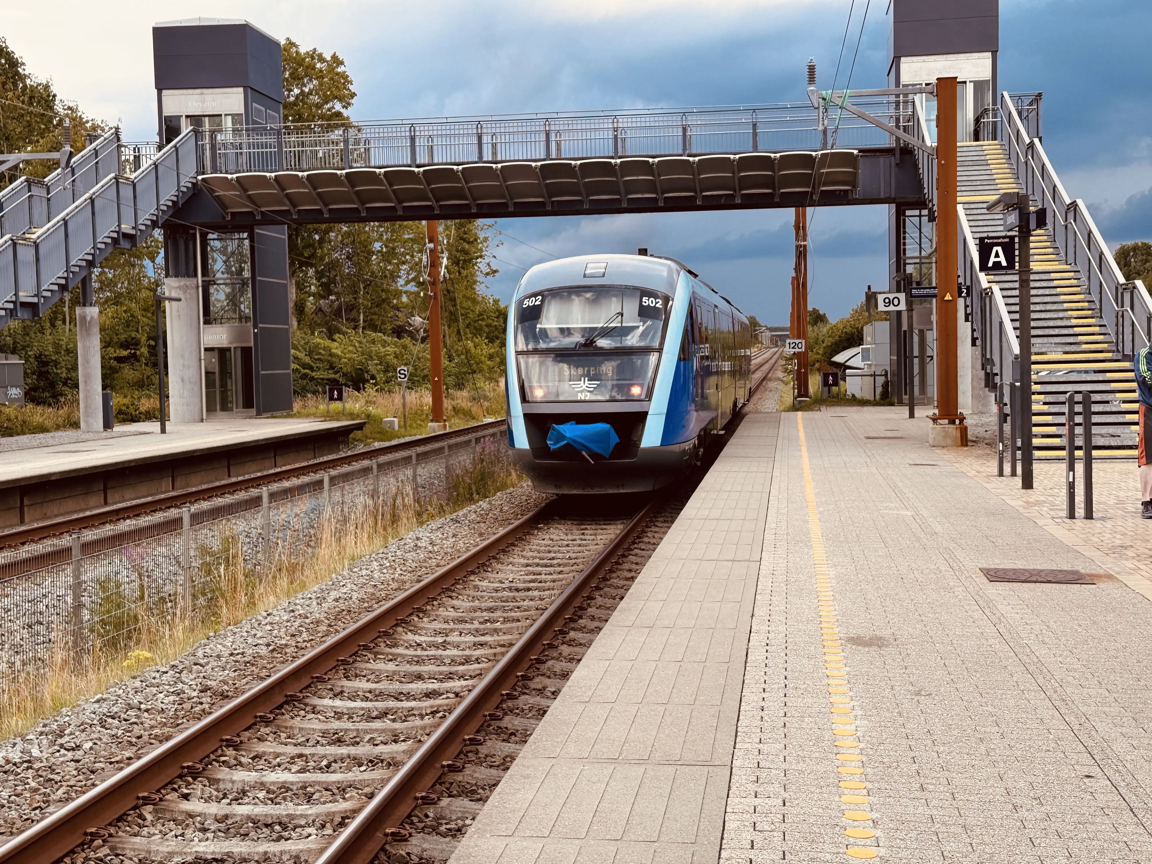 Billede af NJJ DM 502 fotograferet ud for Støvring Trinbræt. Billede af NJJ DM 502 fotograferet ud for Støvring Trinbræt.